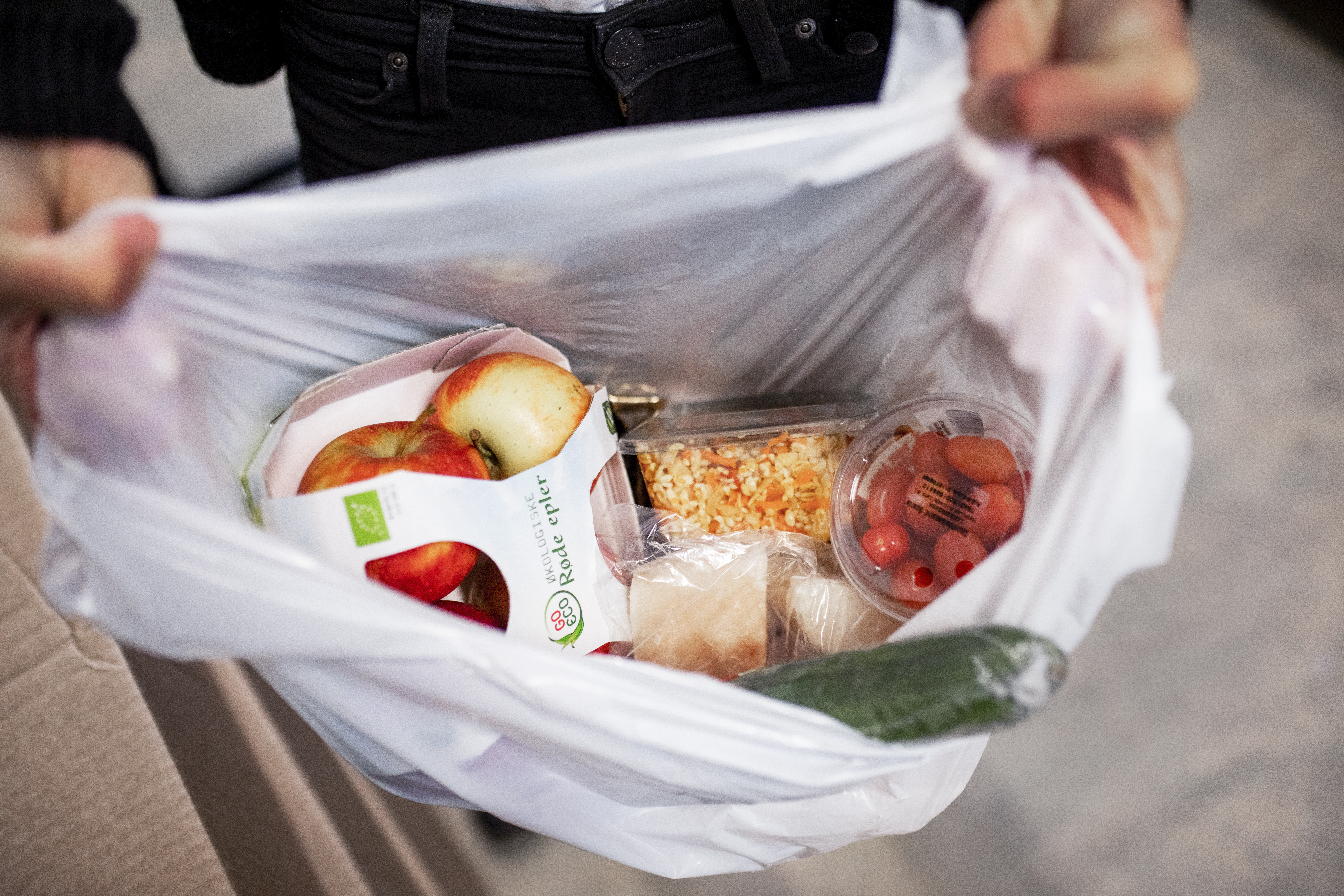 en åpen bærepose sett ovenfra med matvarer oppi