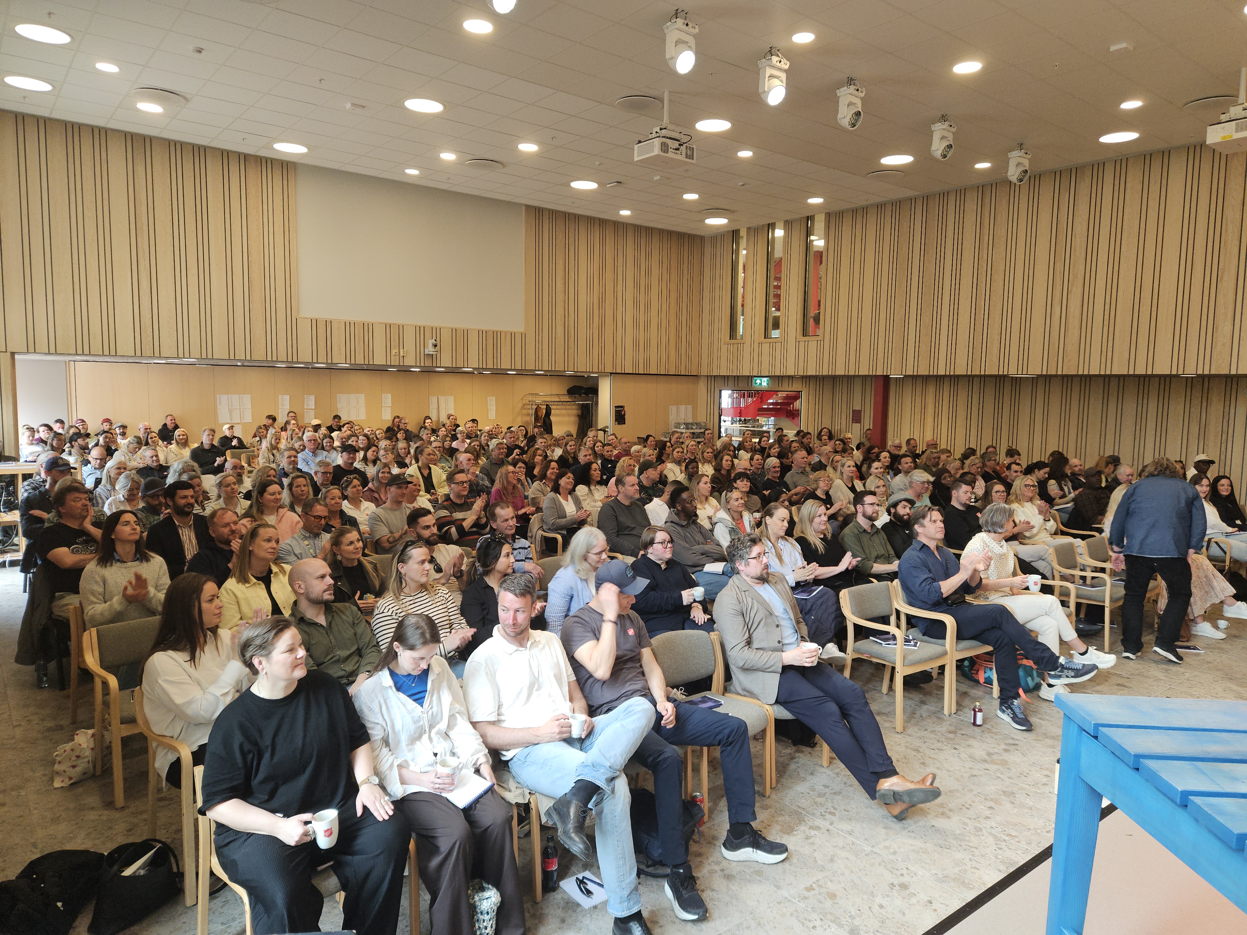 Bilde av den store forsamlingen på omkring 300 i lokalet på Ensjø