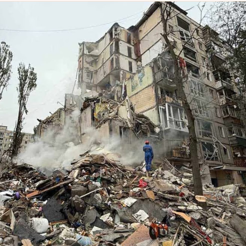 Foto: Bilde av et utbombet bygg.