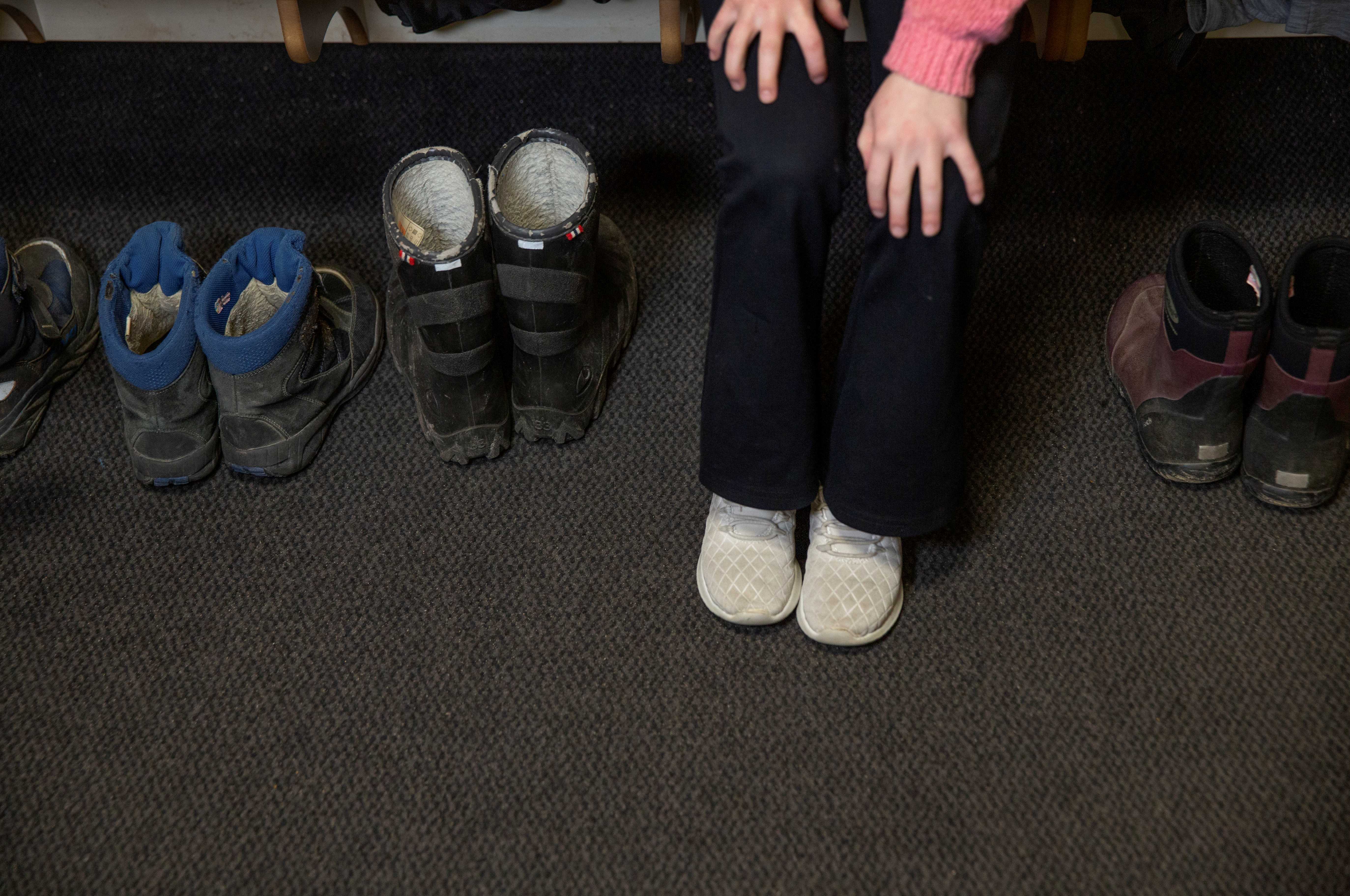 Vintersko i barnestørrelser og barneføtter i sokkelesten