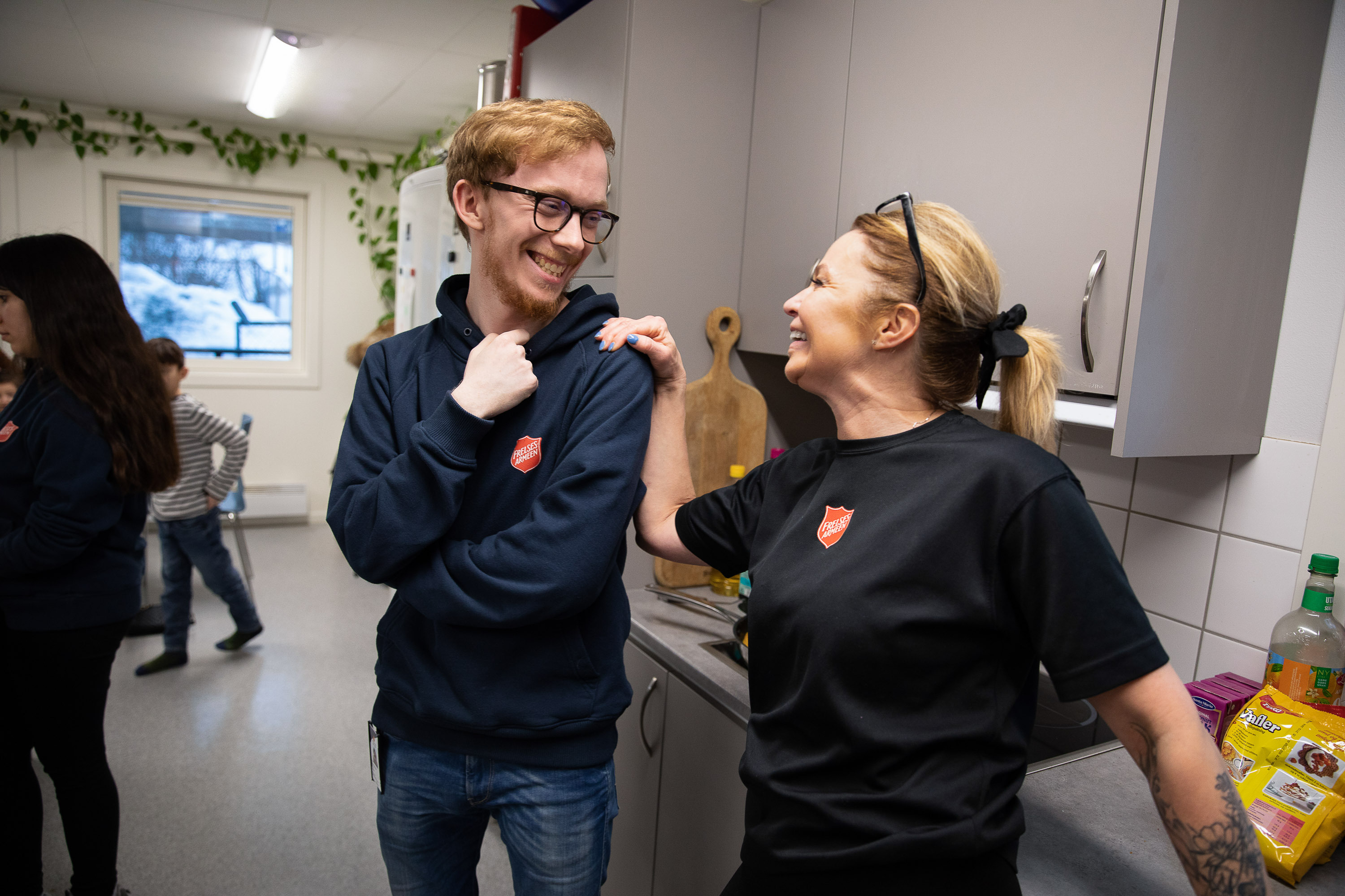 Mann og kvinne smiler til hverandre i en hyggelig samtale