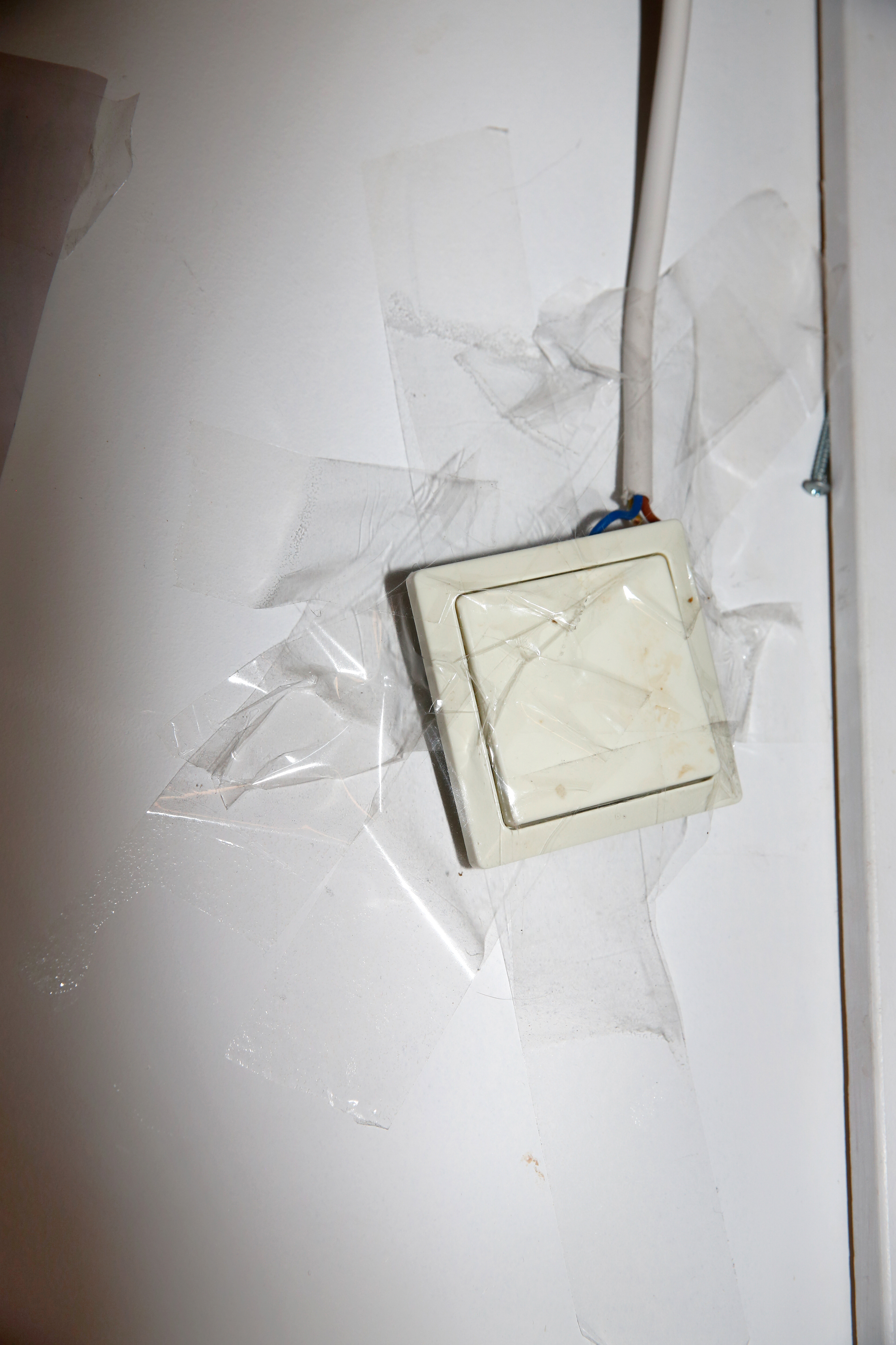 Løs lysbryter på vegg, festet med teip