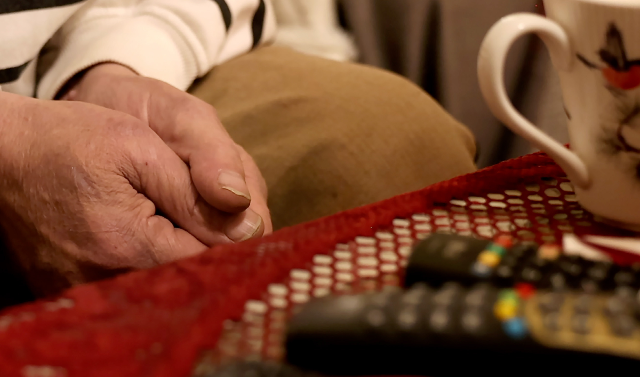 "Å bo verdig" heter Frelsesarmeens ferske boligsosiale melding. Her ses en ensom eldre mann, som representerer en av de utsatte gruppene som Frelsesarmeen løfter fram.