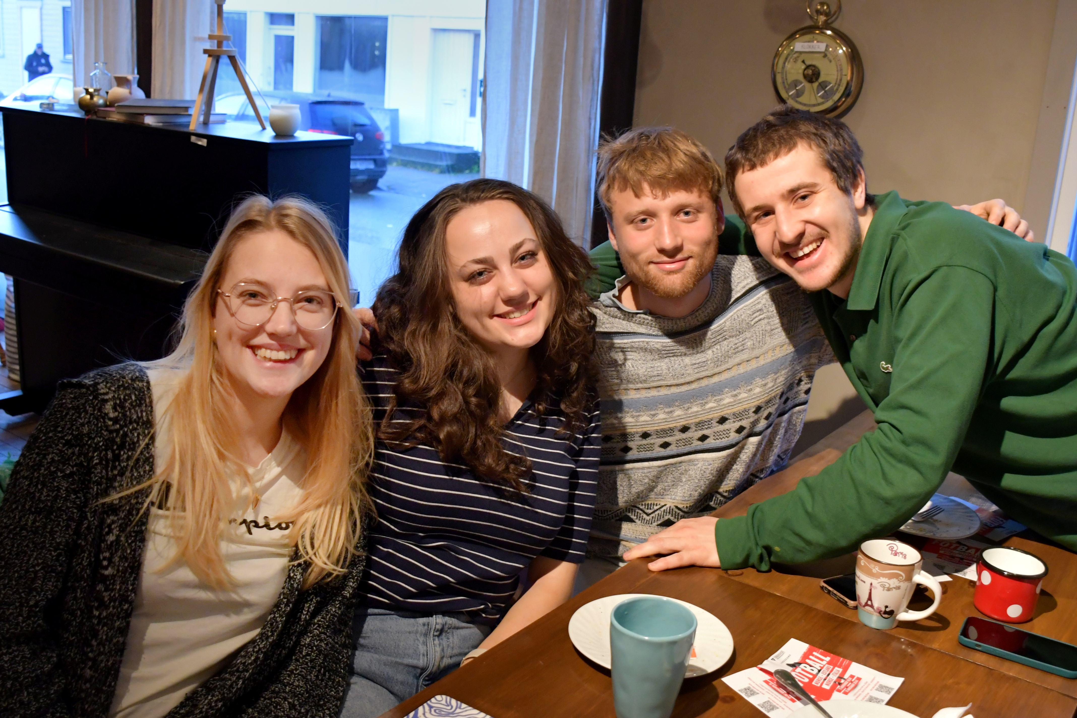 Fire studenter rundt frokostbordet