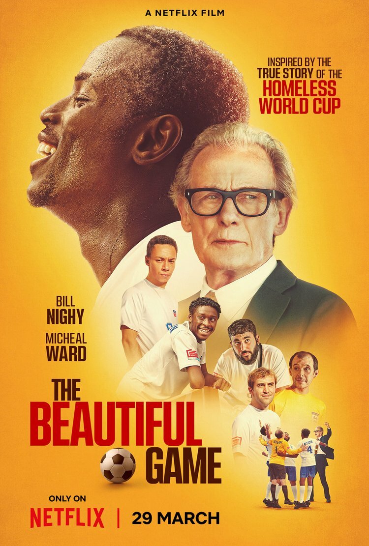 Filmplakat: Viser flere av fotballspillerne sammen med en eldre herre i dress med svarte, markante briller.