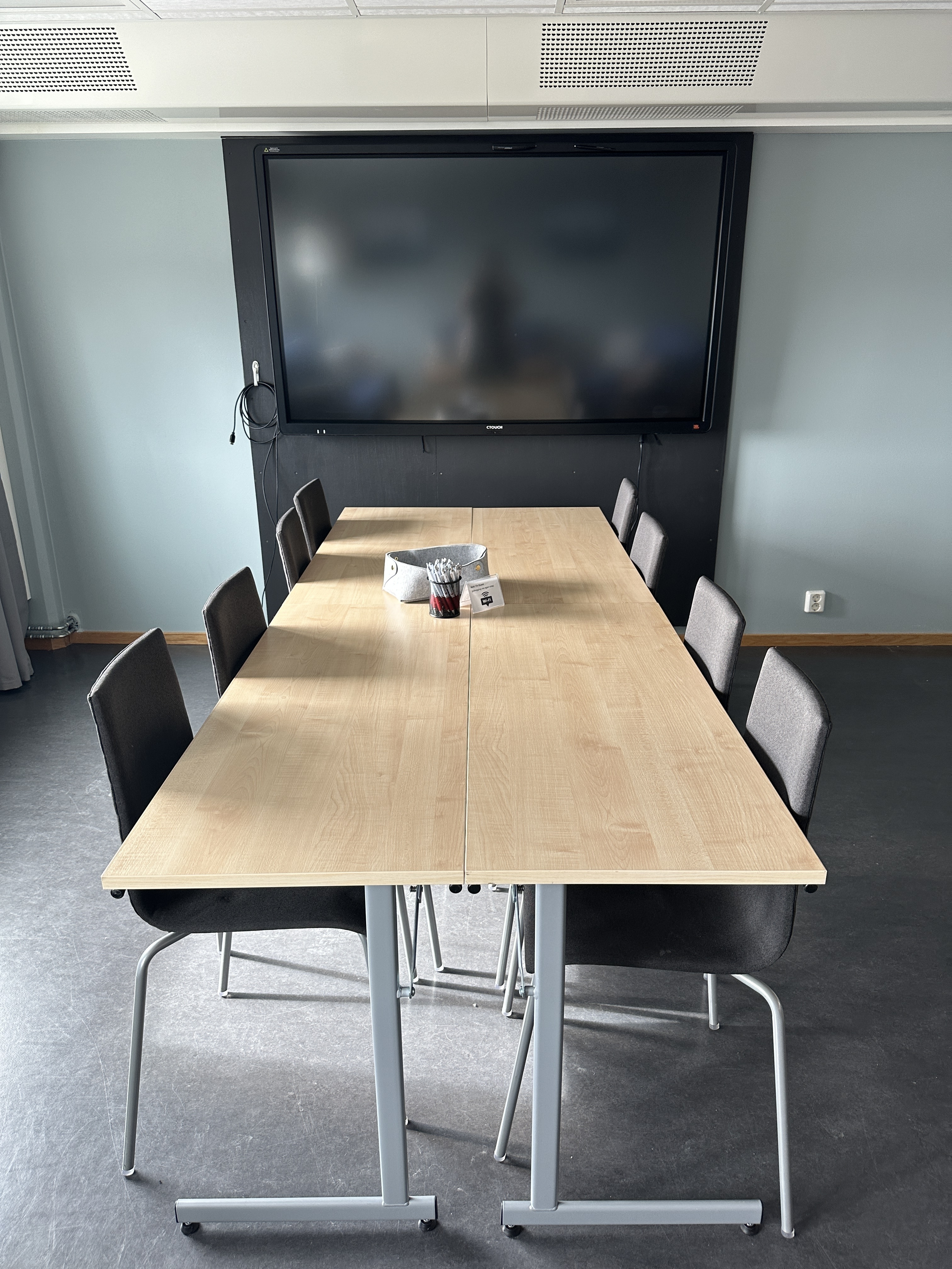 Møterom med plass til 10-25 personer, sofagruppe og skjerm