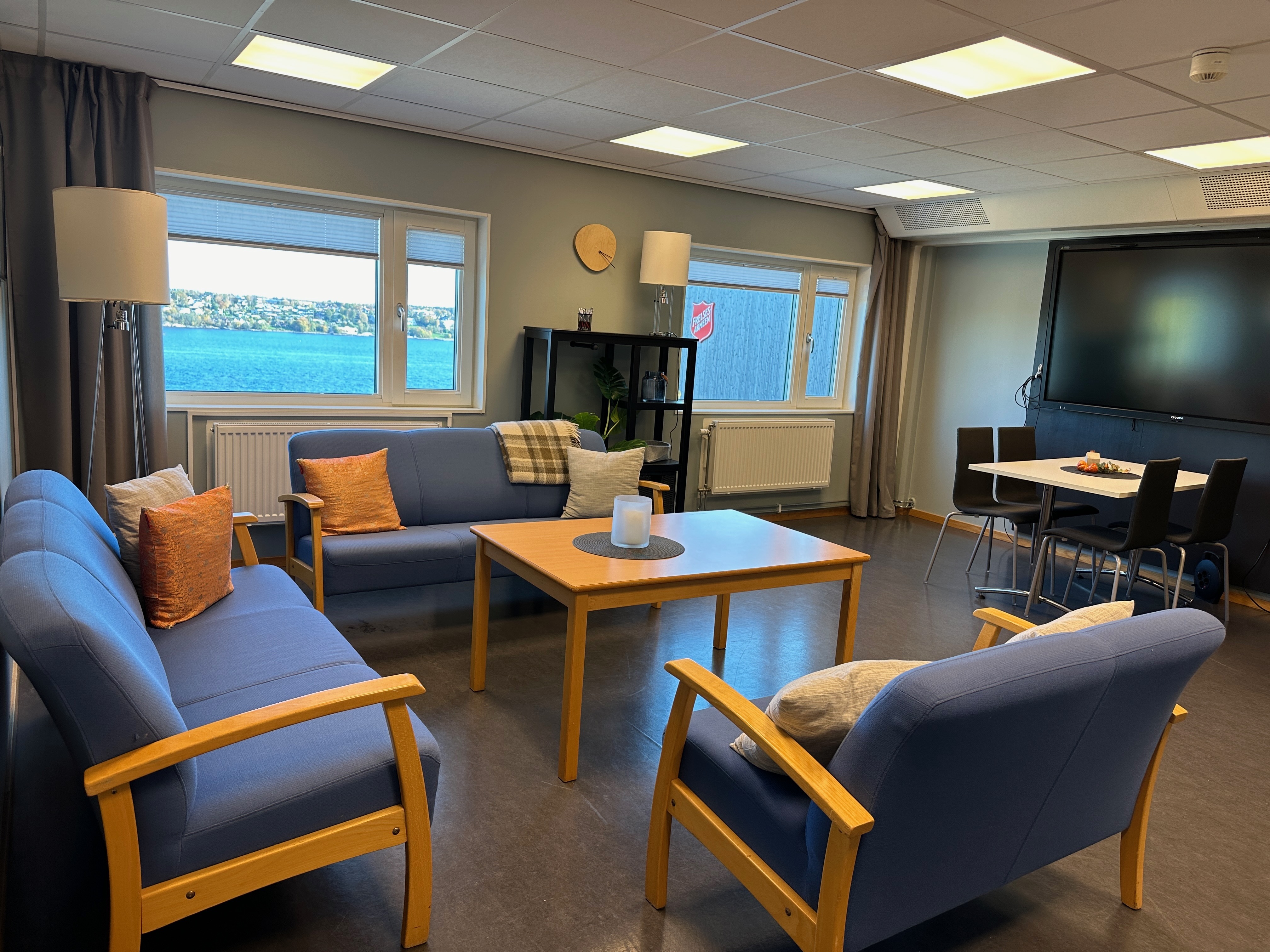 Møterom med plass til 10-25 personer, sofagruppe og skjerm