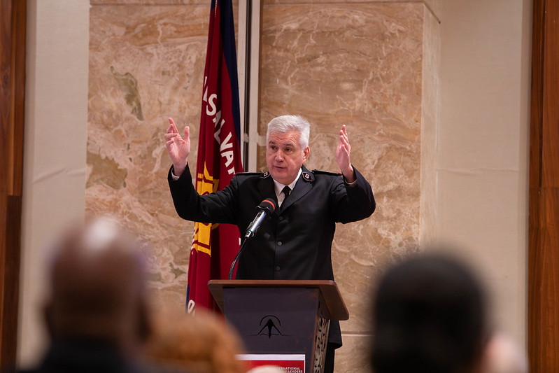 Kommandør Edward Hill på talerstolen i konferansesalen