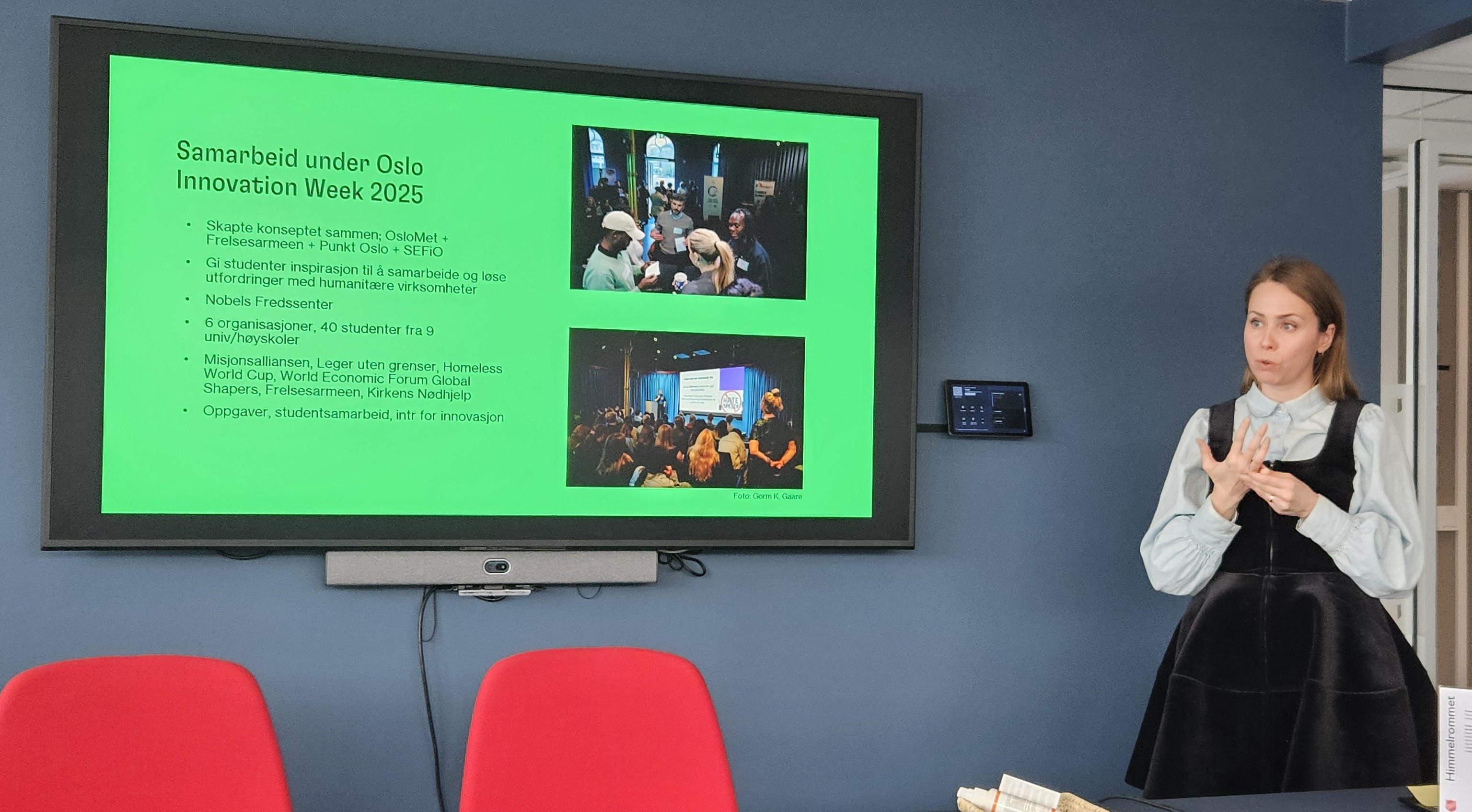 Ida Laustsen står i et møterom og forteller om hva Punkt Oslo har gjort sammen med Frelsesarmeen