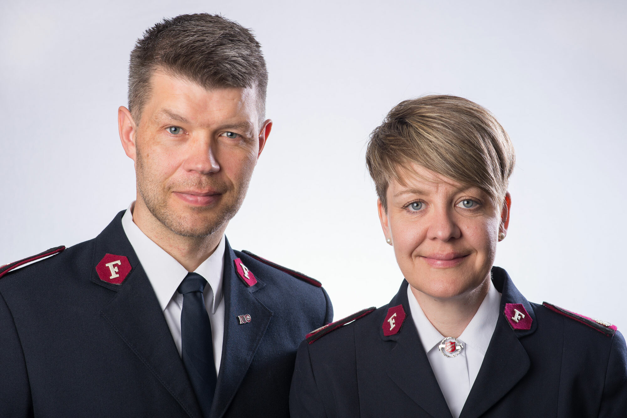 Foto: Nærbilde av mann og kvinne i uniform fra Frelsesarmeen.