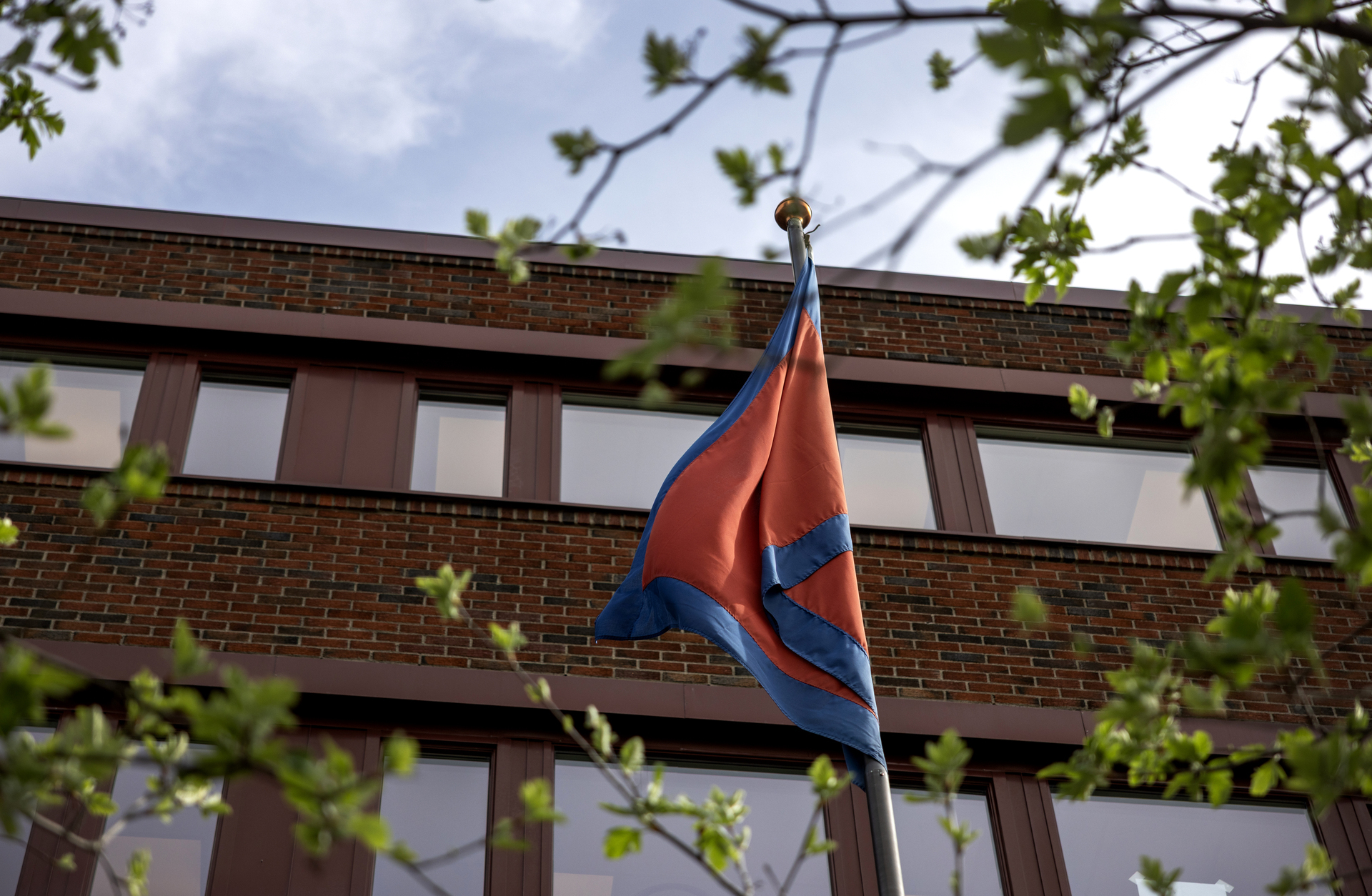 Foto: Flagg som vaier svakt i en ellers flau vind.