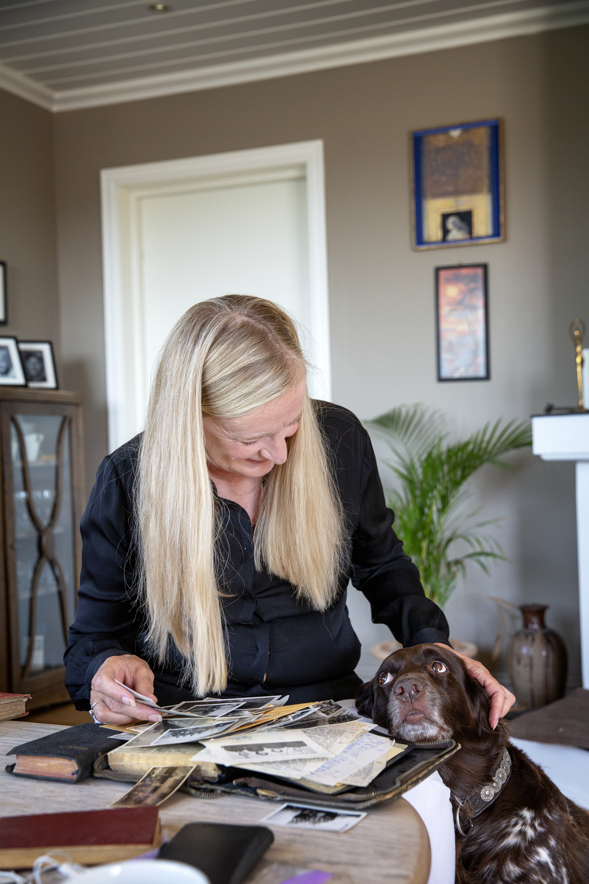 Gullaug Pless ser på gamle bilder fra barndommen