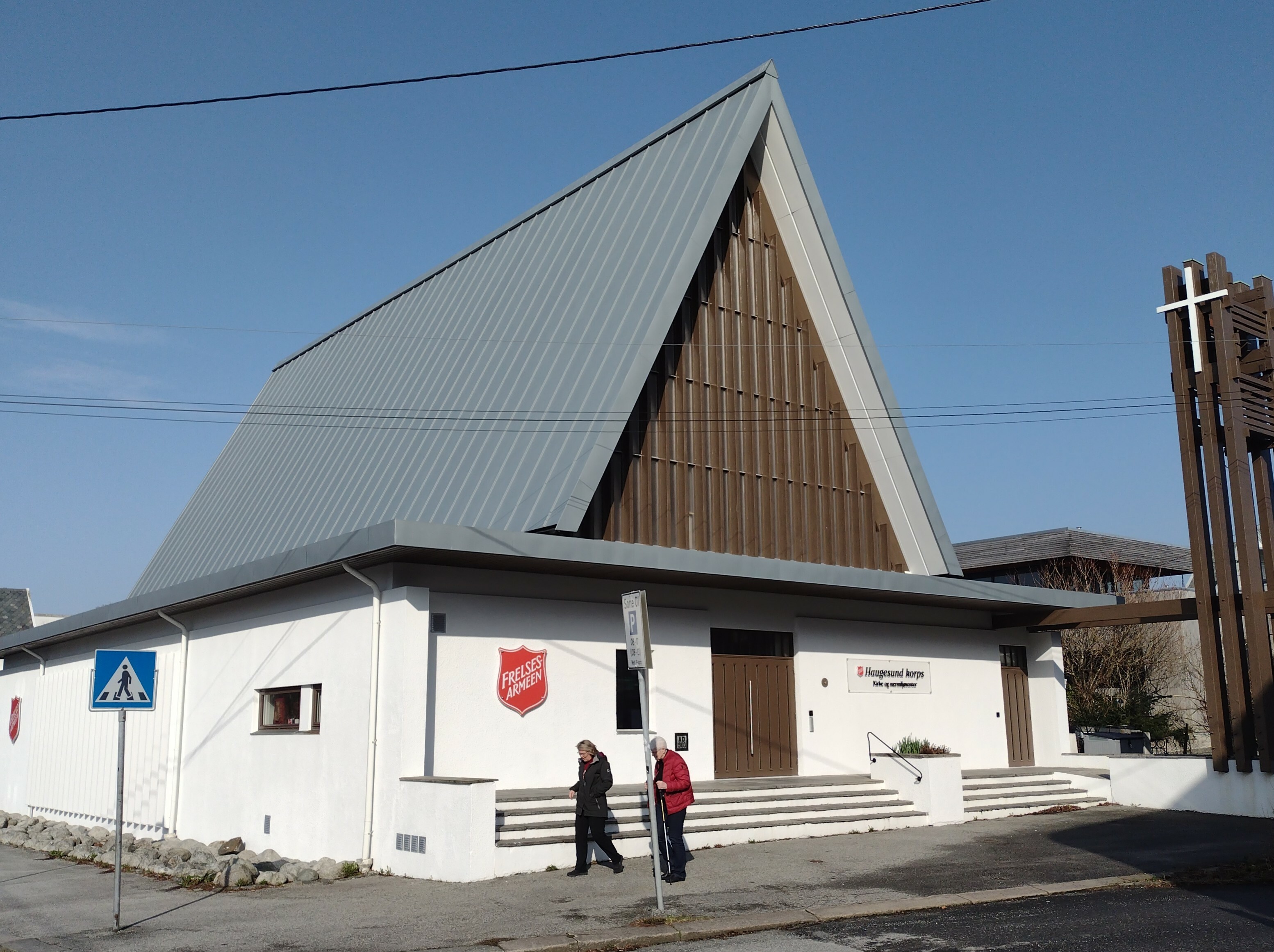 Fasaden på Frelsesarmeen Haugesund sitt hvite og brune kirkebygg.