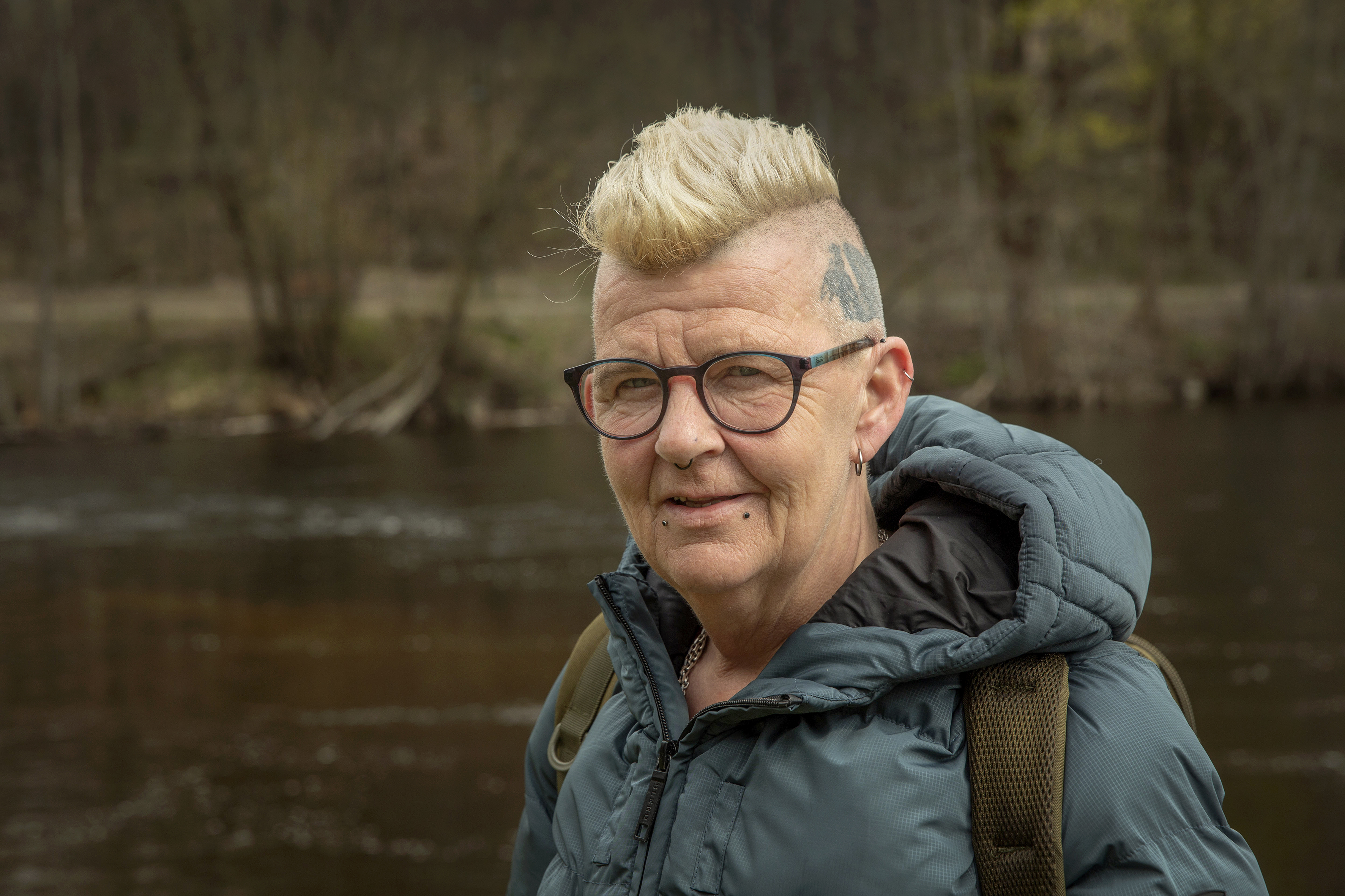 Cara, en av turgåerene, har en fugl føniks tatovert på siden av hodet, godt synlig da det lyse håret er klippet i en hanekam