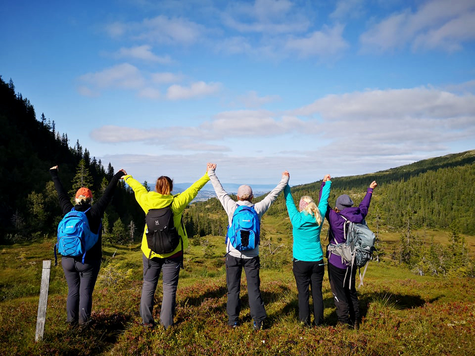 Innsatte med armene i været, nyter Norsk natur og fjell luft