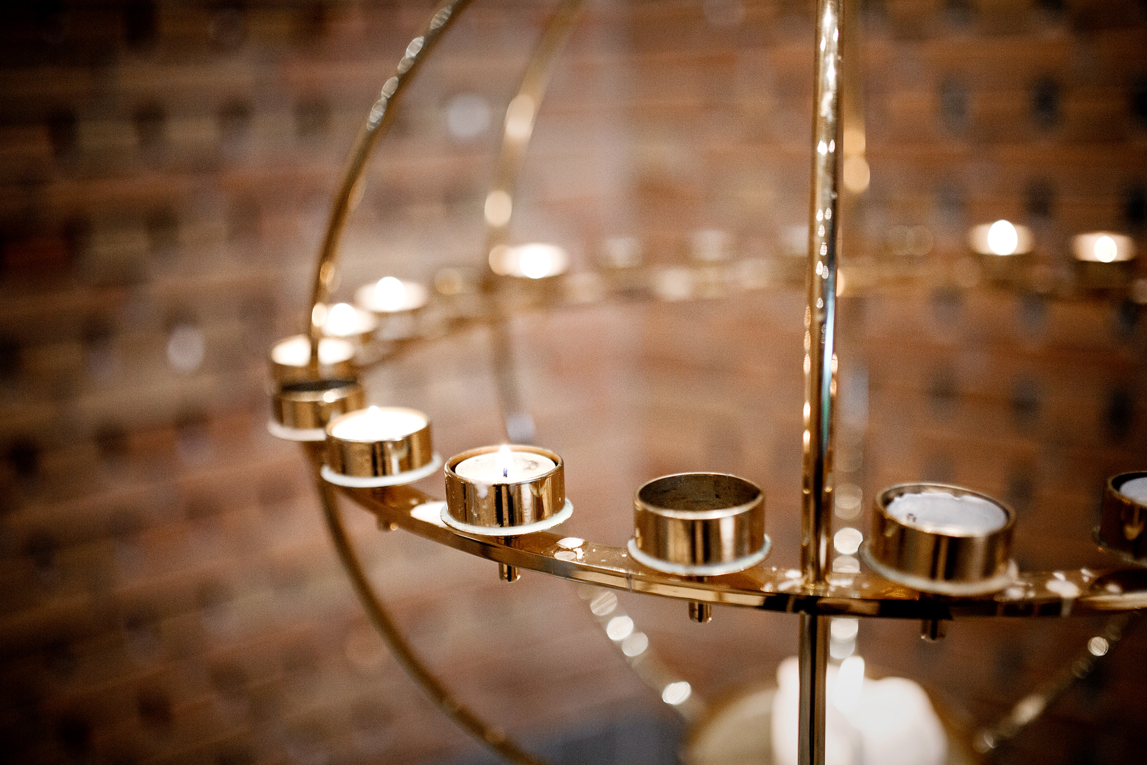 Bildet viser en lytsglobe med noen tente og noen slukkede telys.