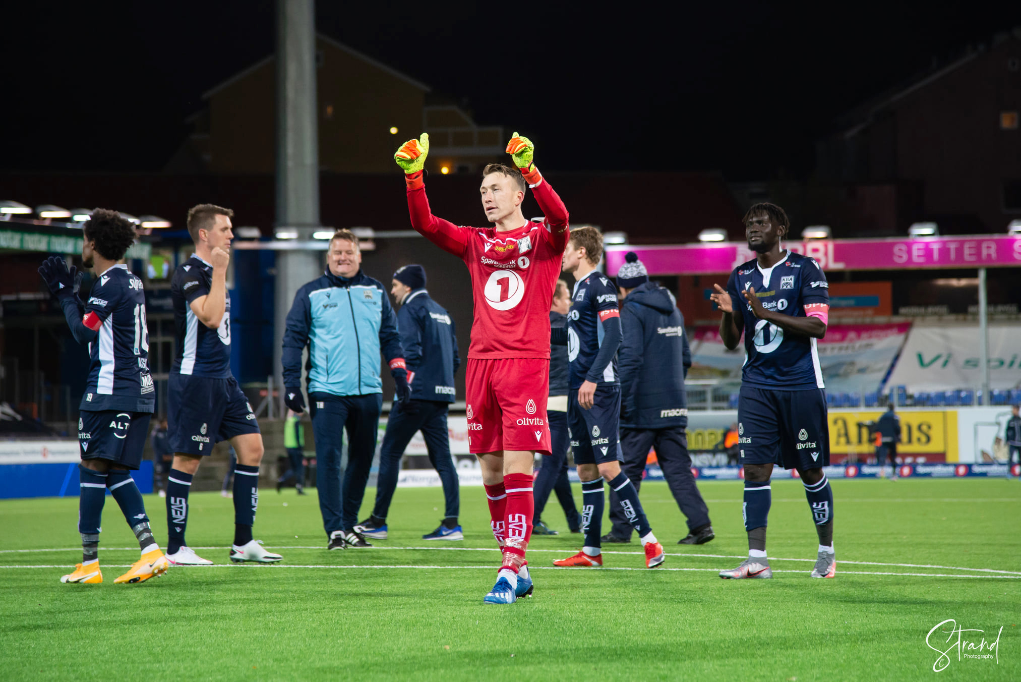 Sean McDermott Målvakt med hendene i været etter seier på fotballbanen.