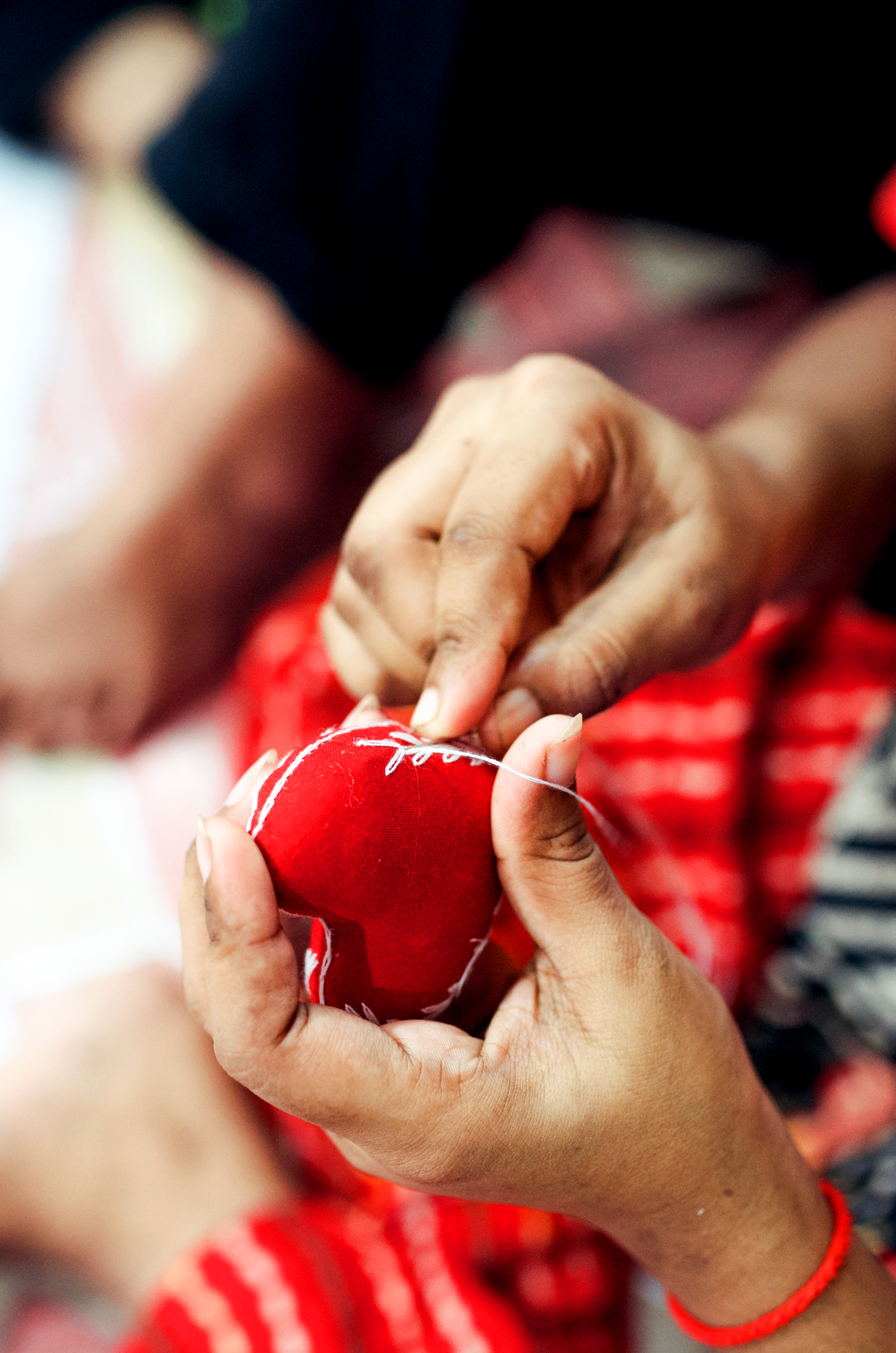 Hånd som syr og broderer et hjerte.