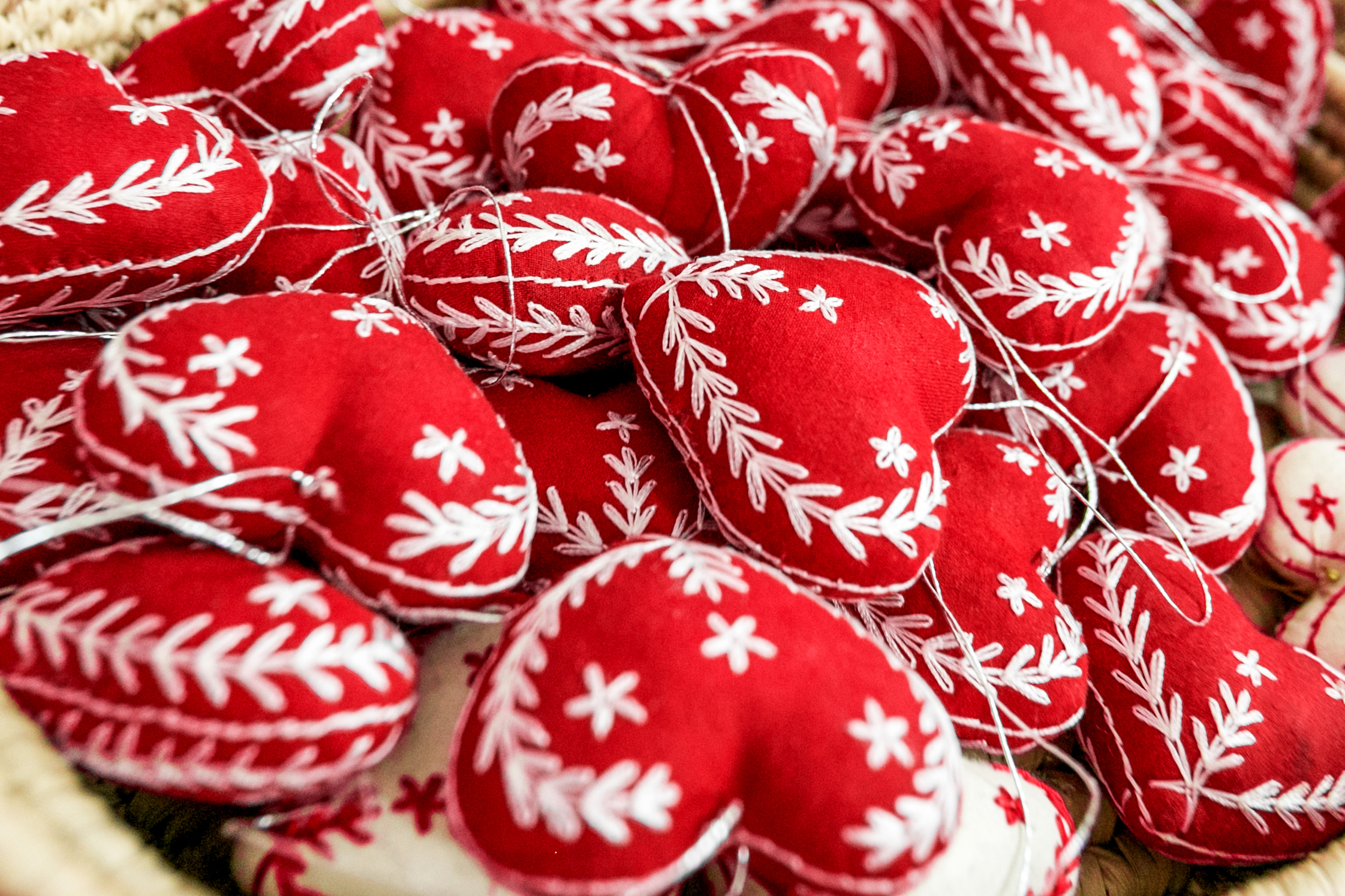 Mange hjerter som ligger sammen utover.