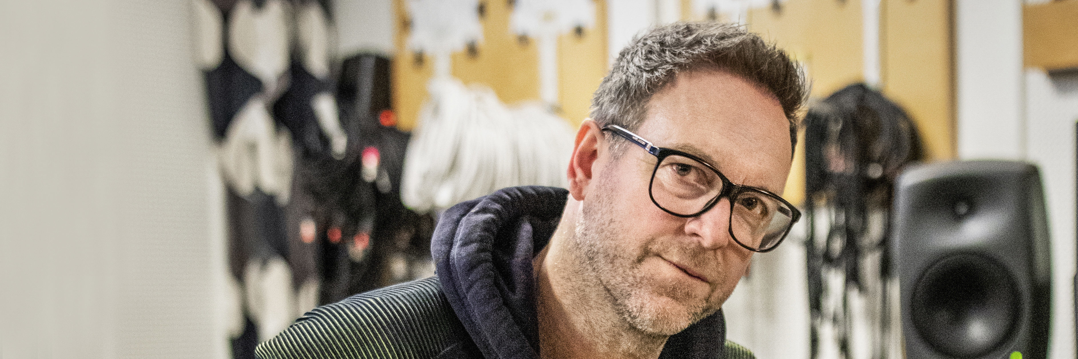 Jonny Sjo sitter i et av øvingsrommene på NLA Høgskolen Staffelds i Oslo.