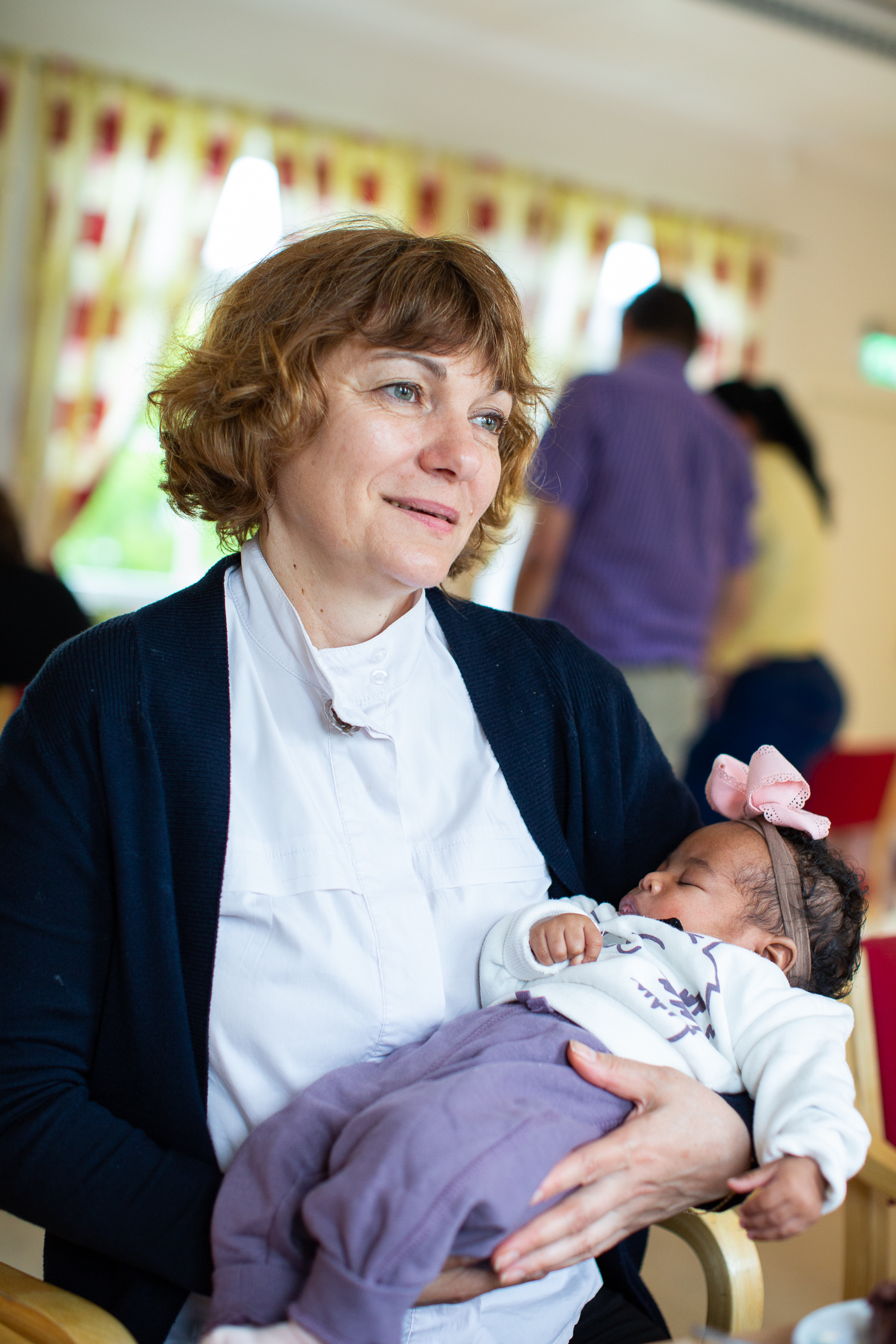 Galina holder en baby, så en nybakt mor kan få en liten pause