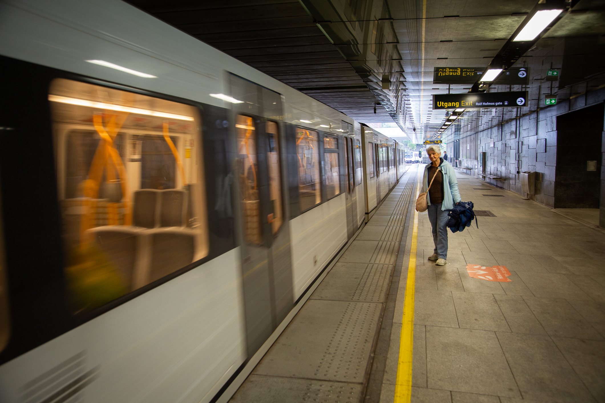 Eldre kvinne står utenfor toget