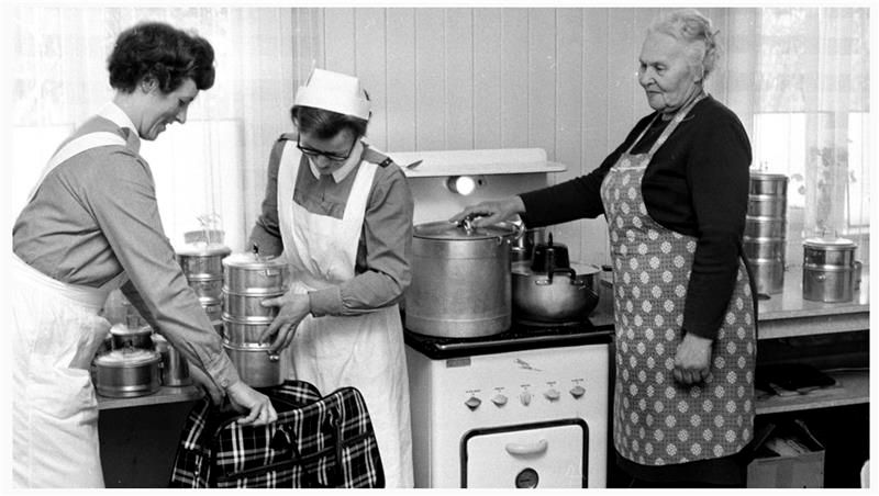 Slumsøstre på 70 - tallet på hjemmebesøk hos sultne og syke