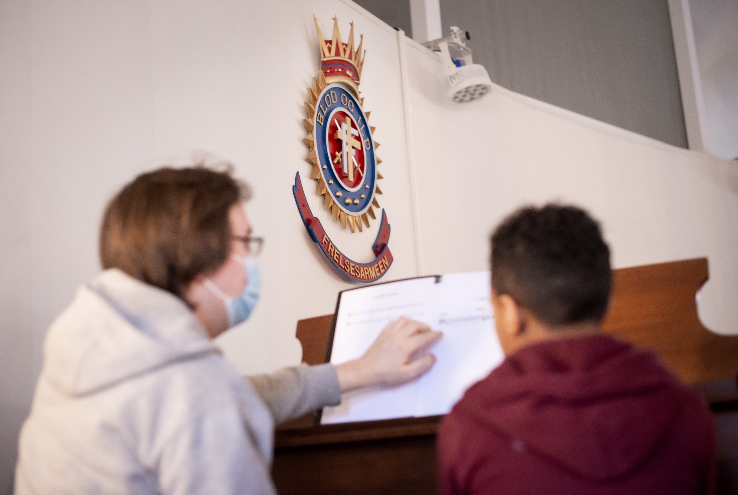 Pianolærer og elev sitter ved flygelet