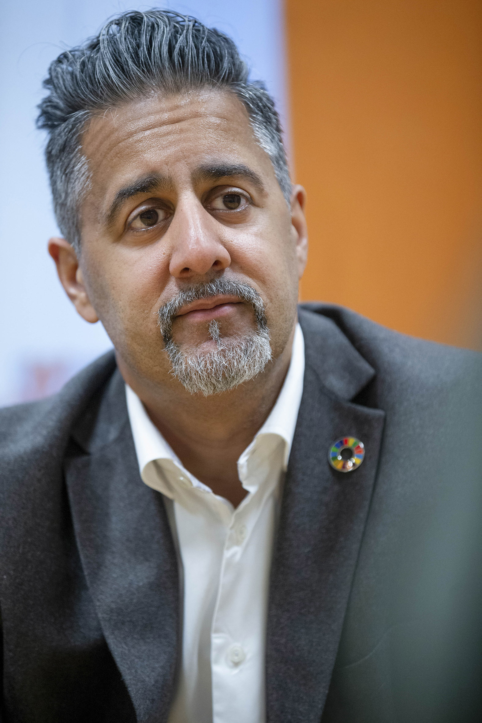 Abid kikker litt til siden iført en grå blazer.