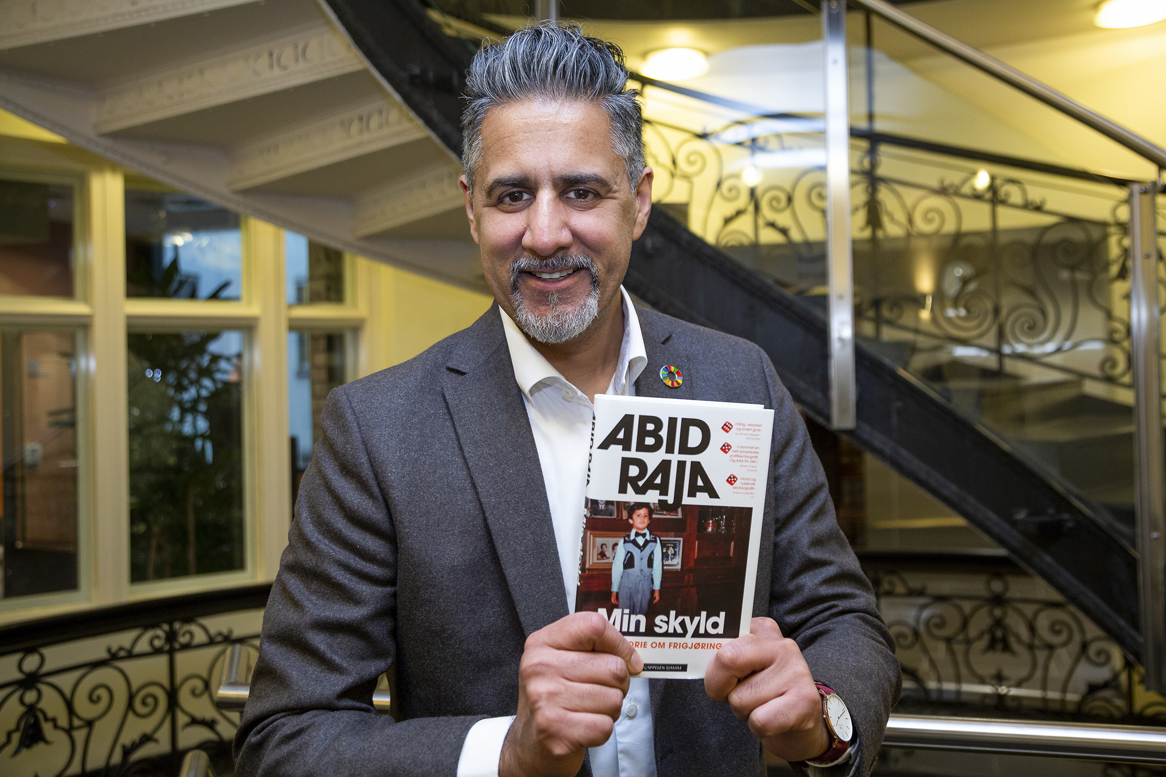 Abid som smiler og poserer med boka Min skyld. En historie om frigjøring.