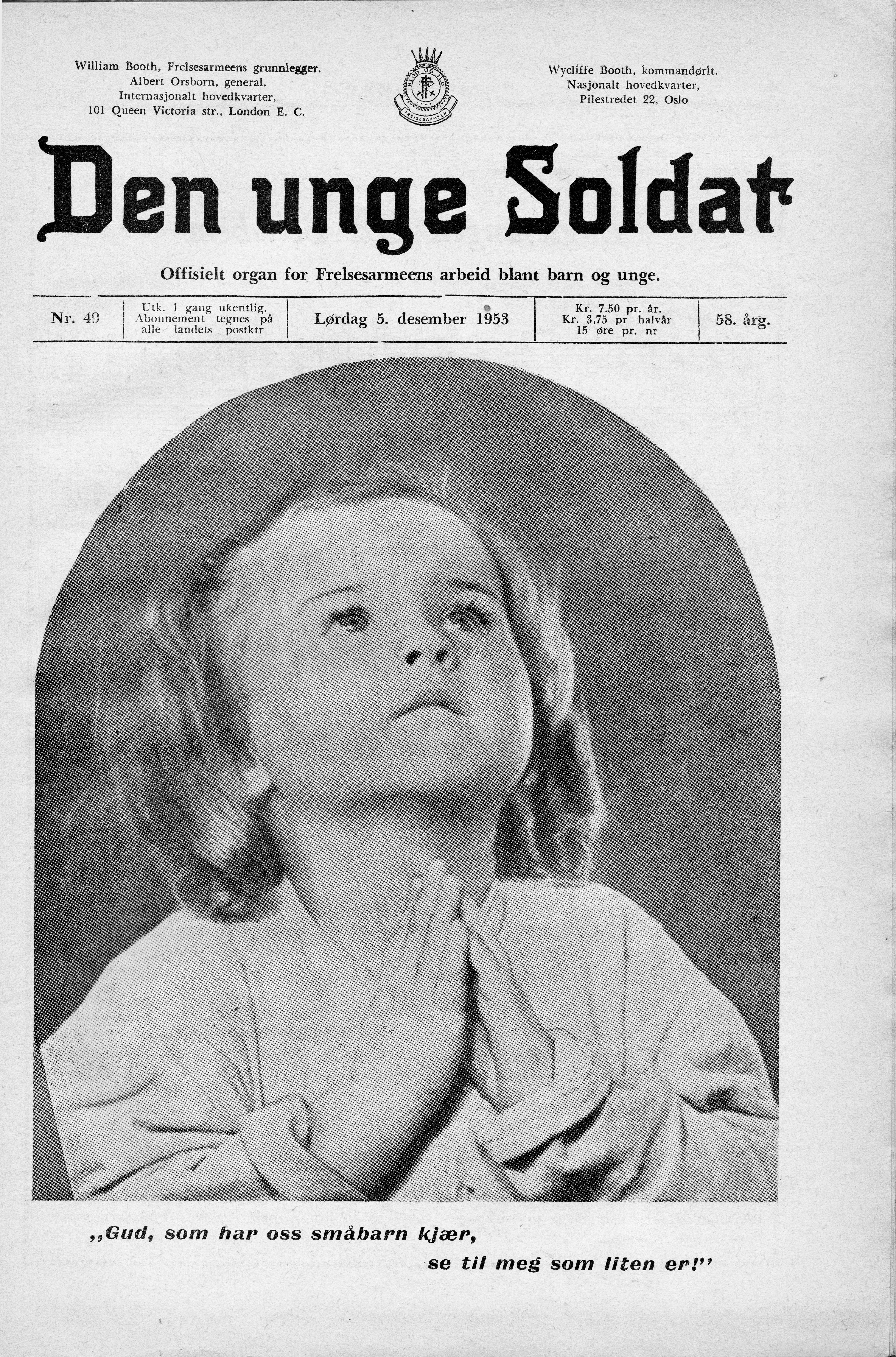 Bildet viser forsiden til Den unge soldat. Den har et svart hvitt bilde av ei jente som holder hendene mot hverandre i bønn og ser oppover.