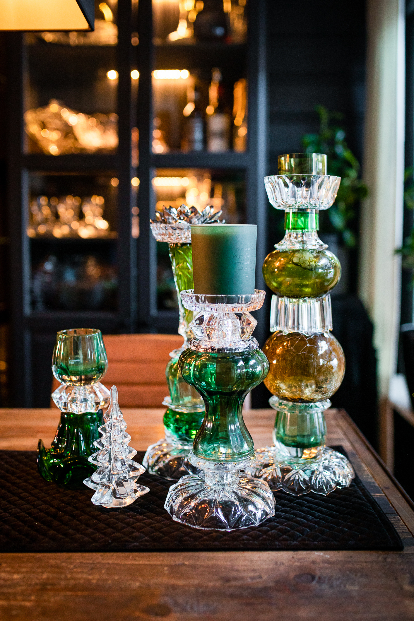 Fire av Ainas glasslysestaker laget av gjenbruks glass