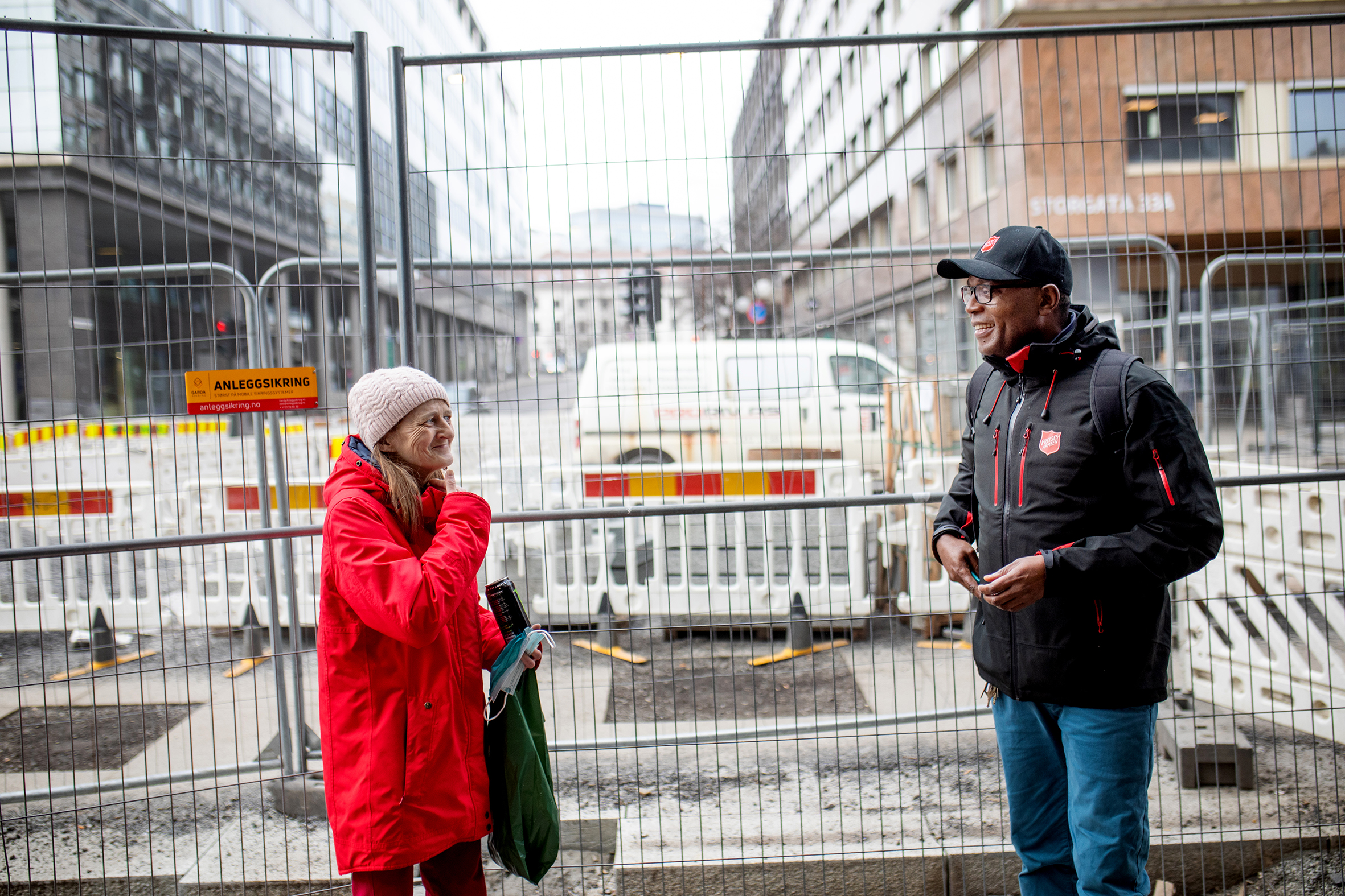 Alan snakker med en dame i rød jakke, som han har blitt kjent med på Fyrlyset (bilde t-v.) To menn går på gaten, bildet er kuttet slik at mennene er anonyme.