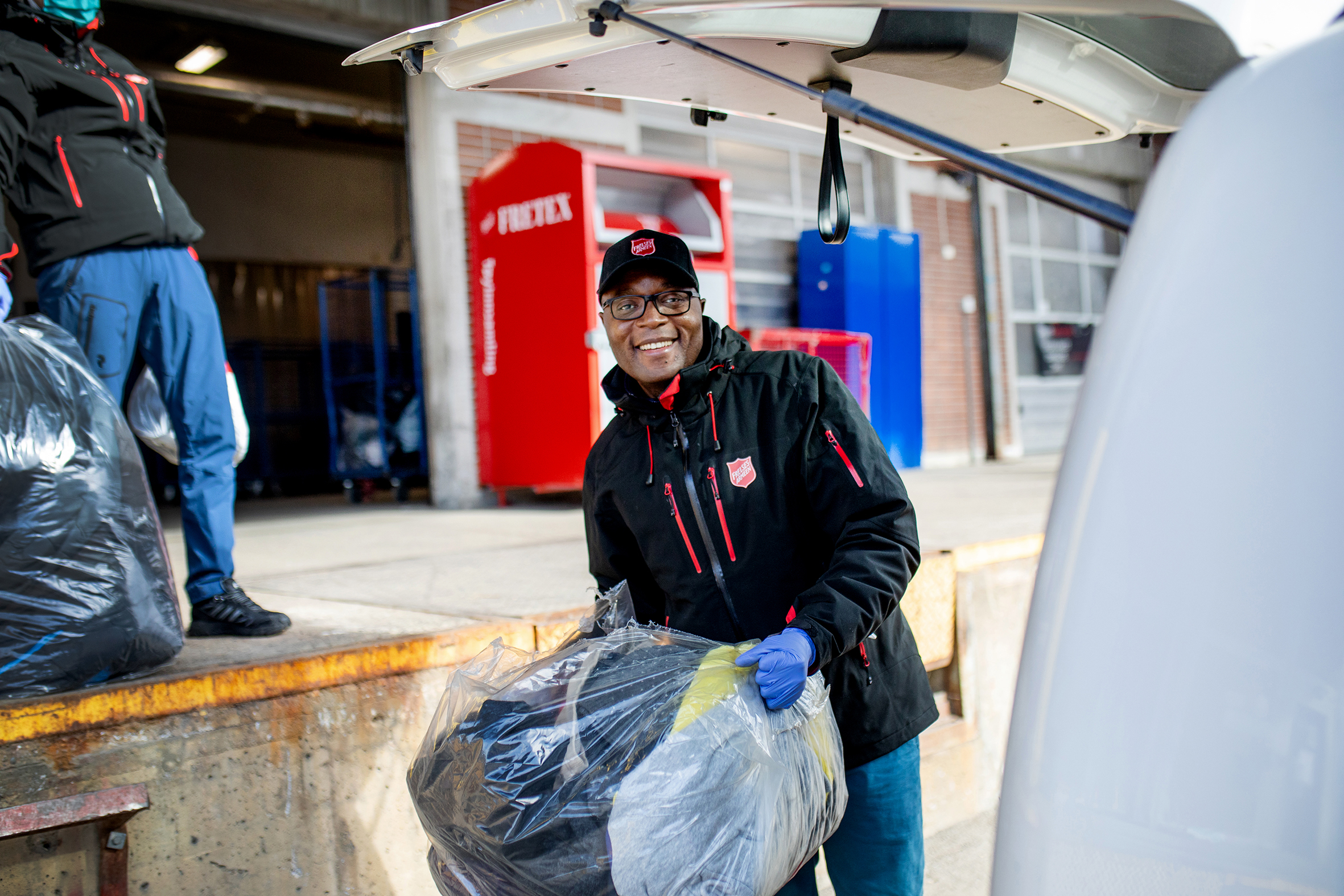 Alan Tchicaia henter  klær på Fretex i Ole Deviks vei slik at de kan deles ut på Fyrlyset. Sammen med Gabi Udroiu (t.v.) er han  på vandring i Oslos gater for å oppsøke mennesker med behov for en prat eller praktisk hjelp.