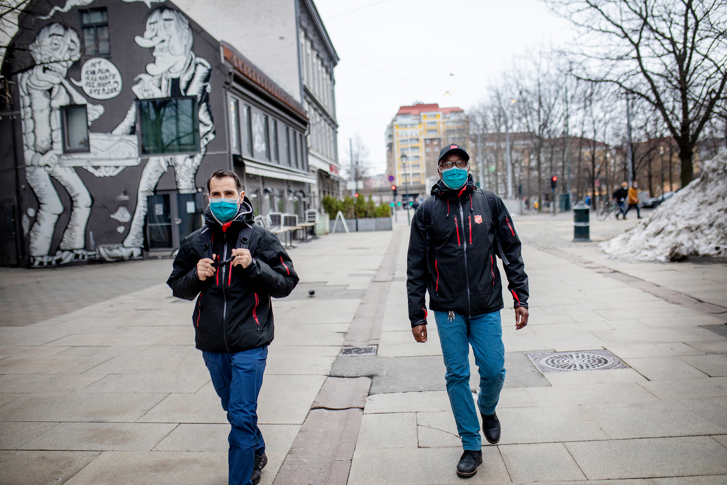Alan Tchicaia henter  klær på Fretex i Ole Deviks vei slik at de kan deles ut på Fyrlyset. Sammen med Gabi Udroiu (t.v.) er han  på vandring i Oslos gater for å oppsøke mennesker med behov for en prat eller praktisk hjelp.