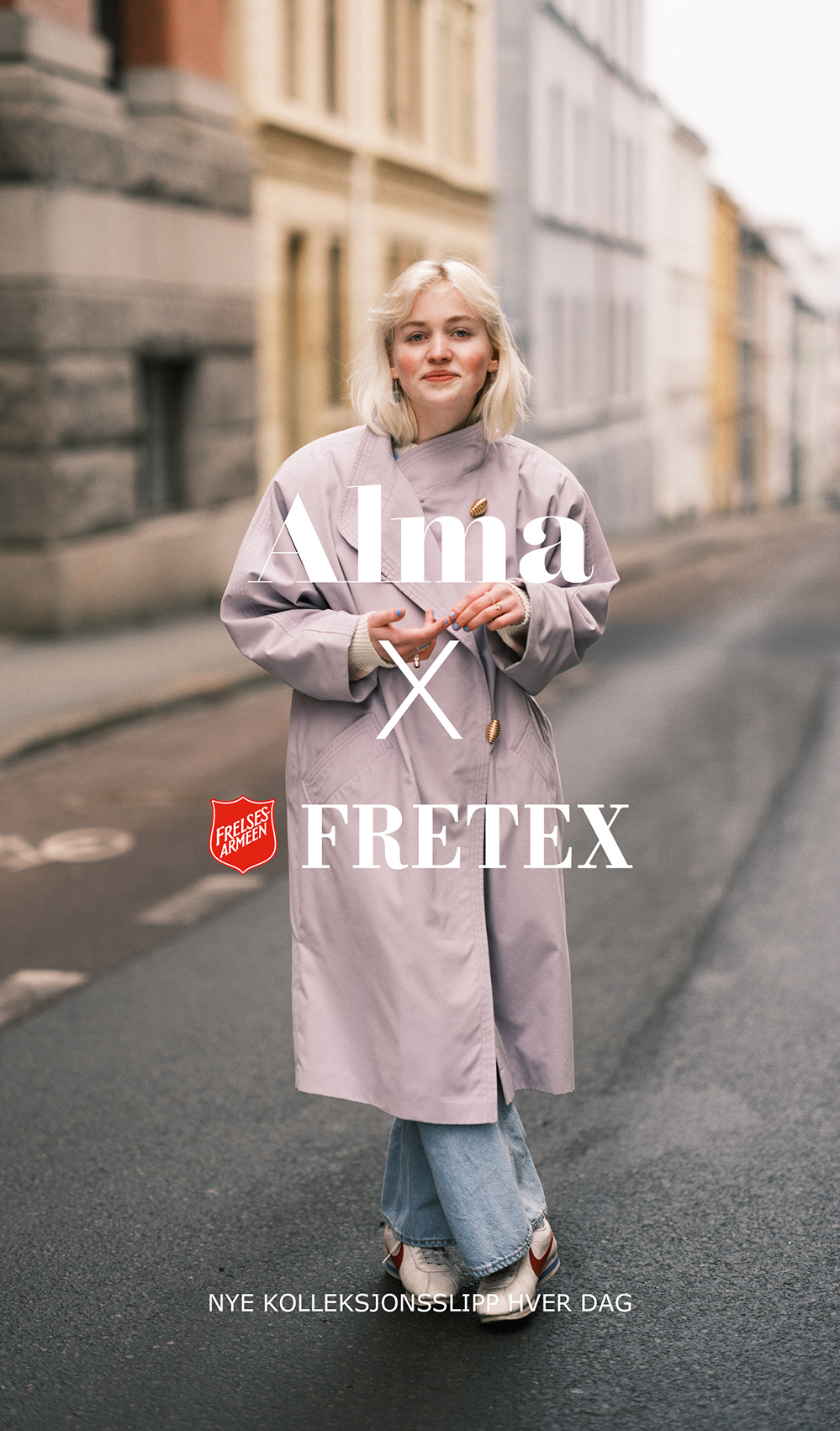 Bilde av Alma som har sluppet sin egen kolleksjon på Fretex og en kunde i en Fretex butikk som leter etter brukte skatter