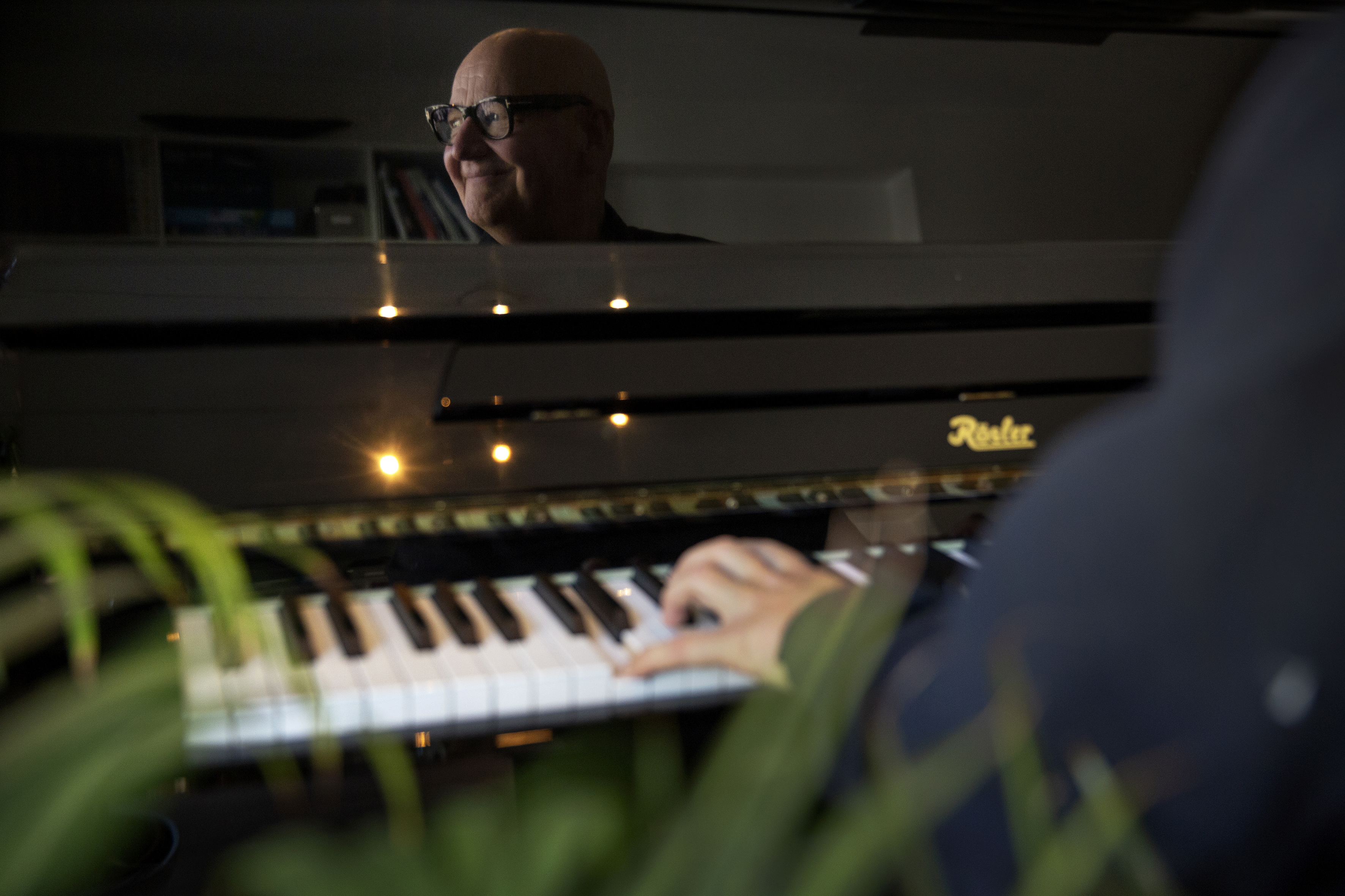 Frode Alnæs sitter ved sitt sorte flygel