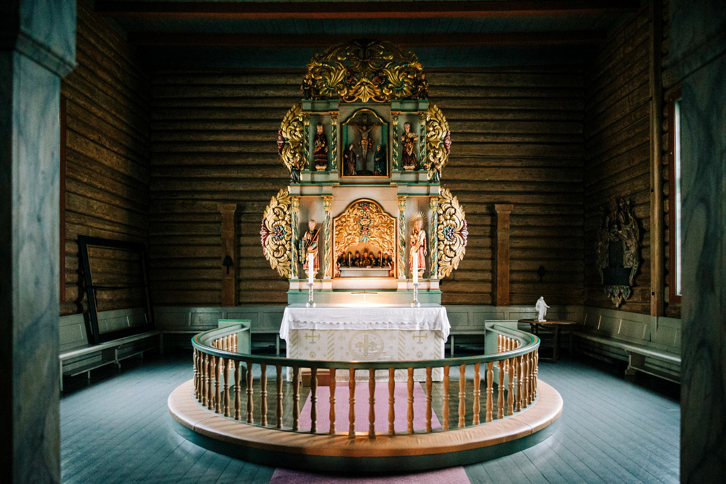 Foto: Av et alter med gullornamenter i en kirke.