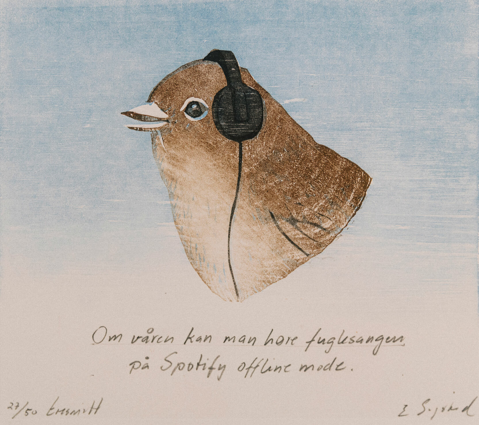 Foto: Kunstverk av en liten spurv med svarte hodetelefoner på.