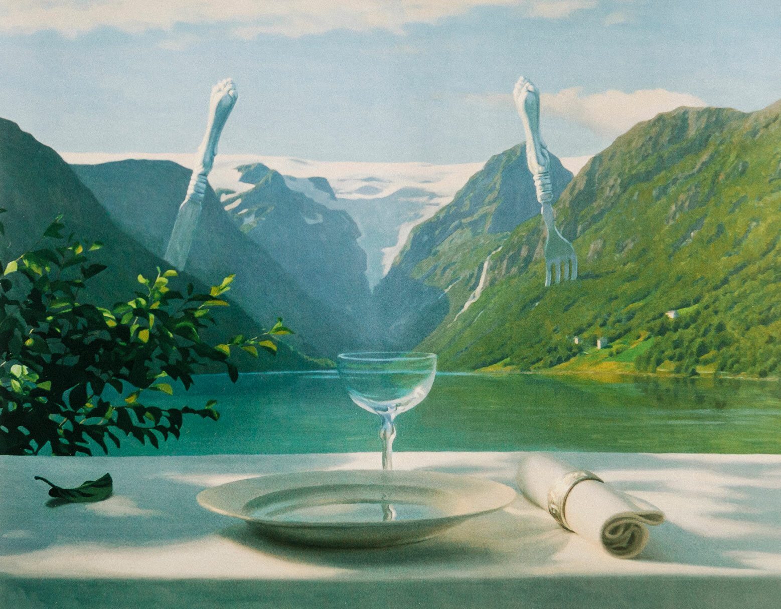Foto: En vakker, naturtro fjord har en diger kniv og gaffel god plantet på hver sin side av fjellet. Hele forgrunnen av bildet er dekket av en bordflate med hvit duk, tallerken, serviett og et tomt glass. På bordet ligger et enkelt løvblad som har falt av en busk like til venstre for duken.