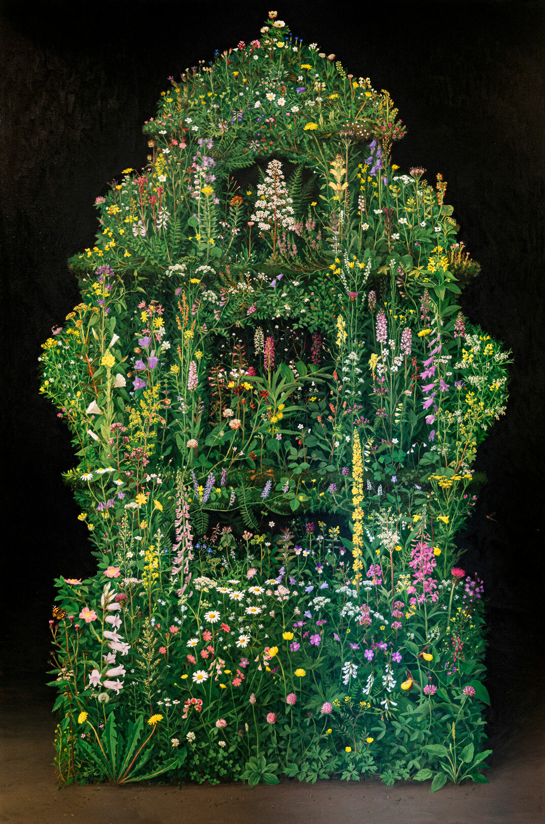 Foto: Maleri av mange ville blomster formet som en altertavle.