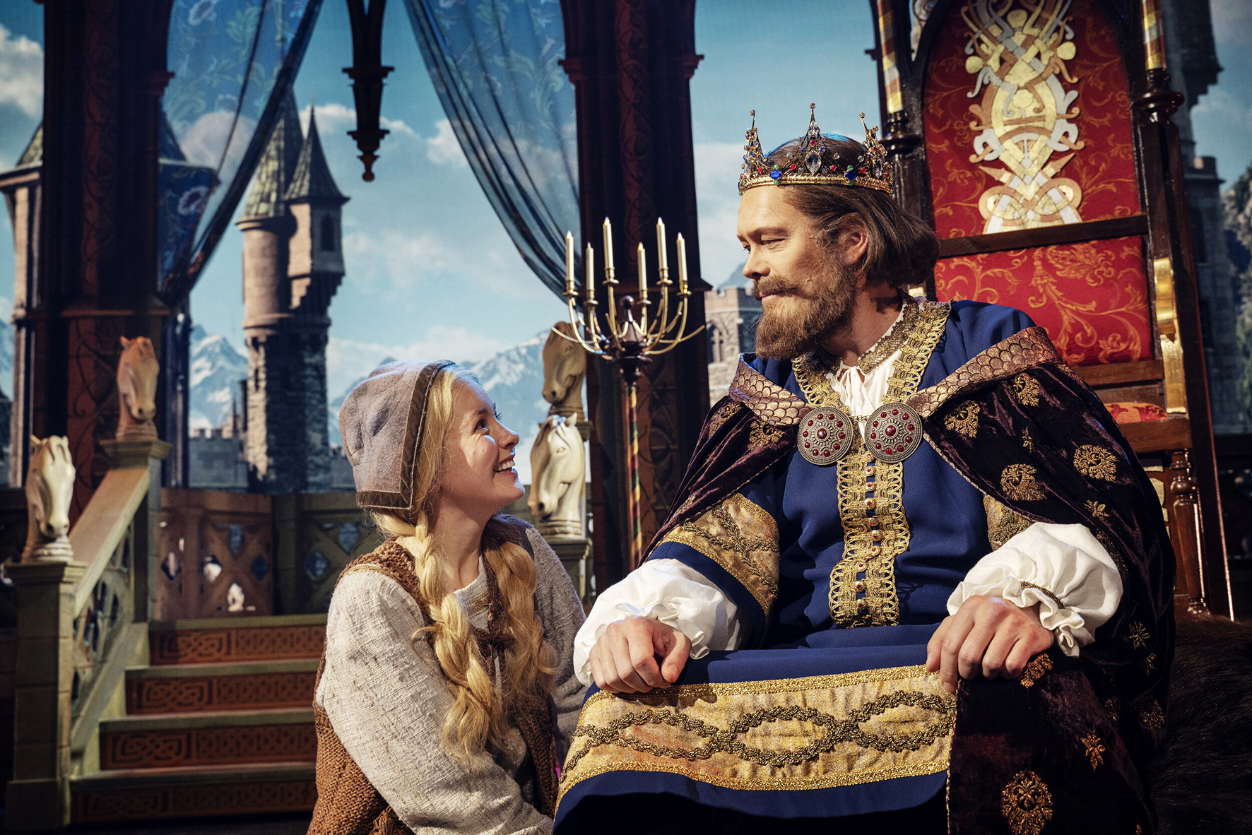Amalie sammen med kongen i Reisen til Julestjernen