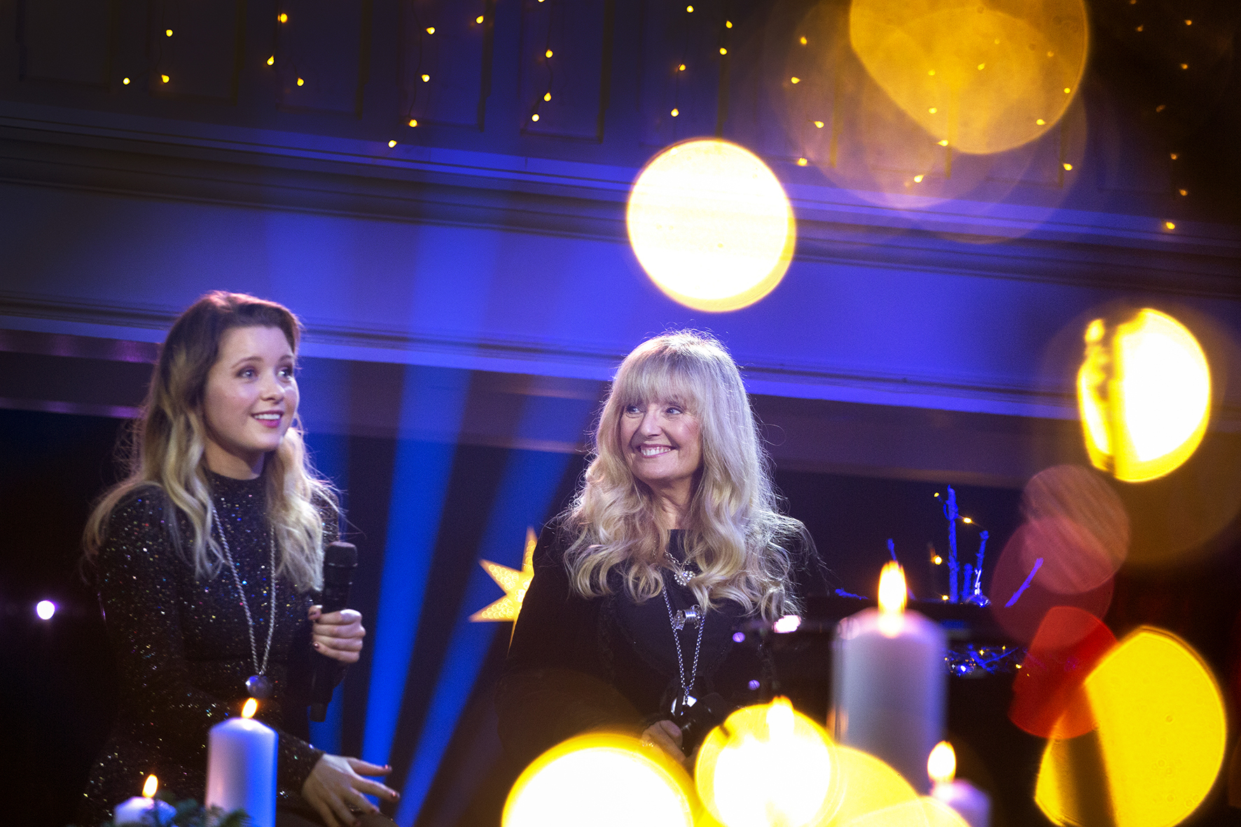 Amalie og Hanne Krogh sitter ved pianoet under innspillingen til Håp i ei gryte