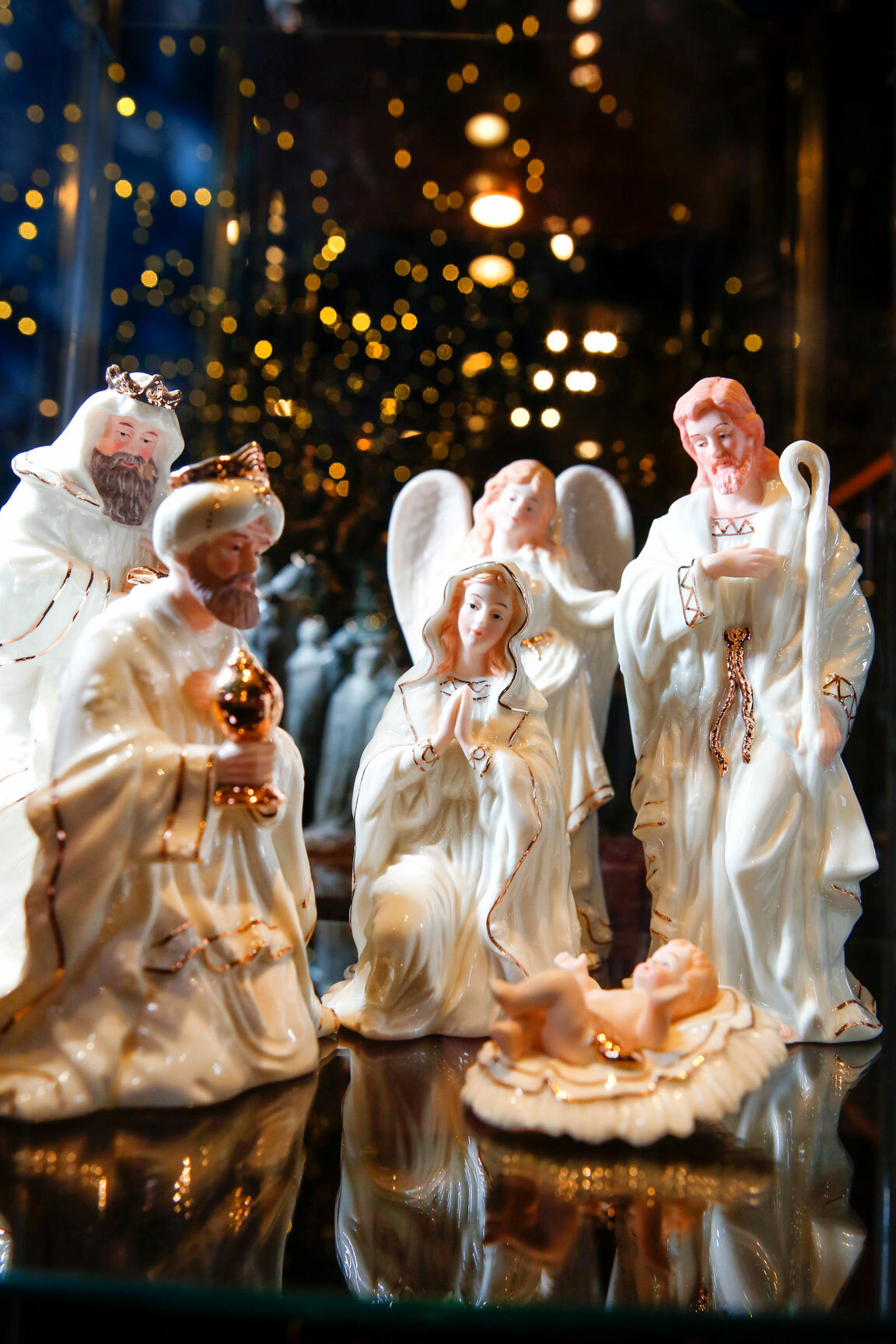 Foto: Glassfigurer i hvitt og gull som visere Maria med Jesusbarnet, Josef, engler og vise menn med gaver.
