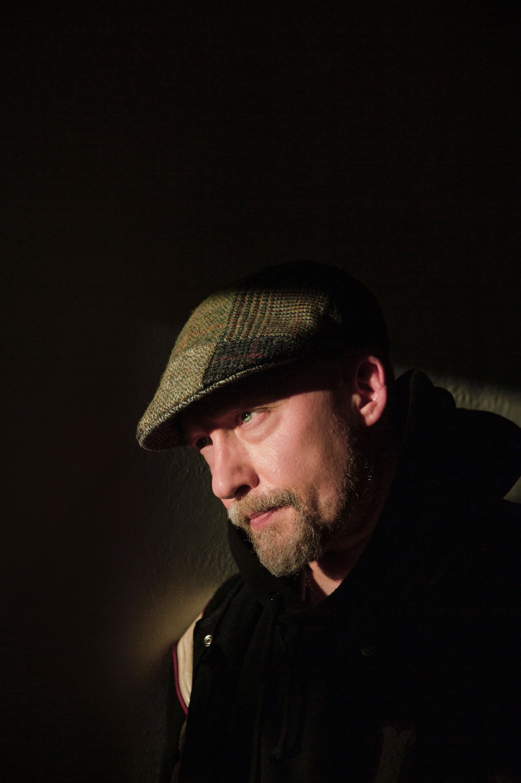 Andre Hadland med alvorlig blikk og sixpence