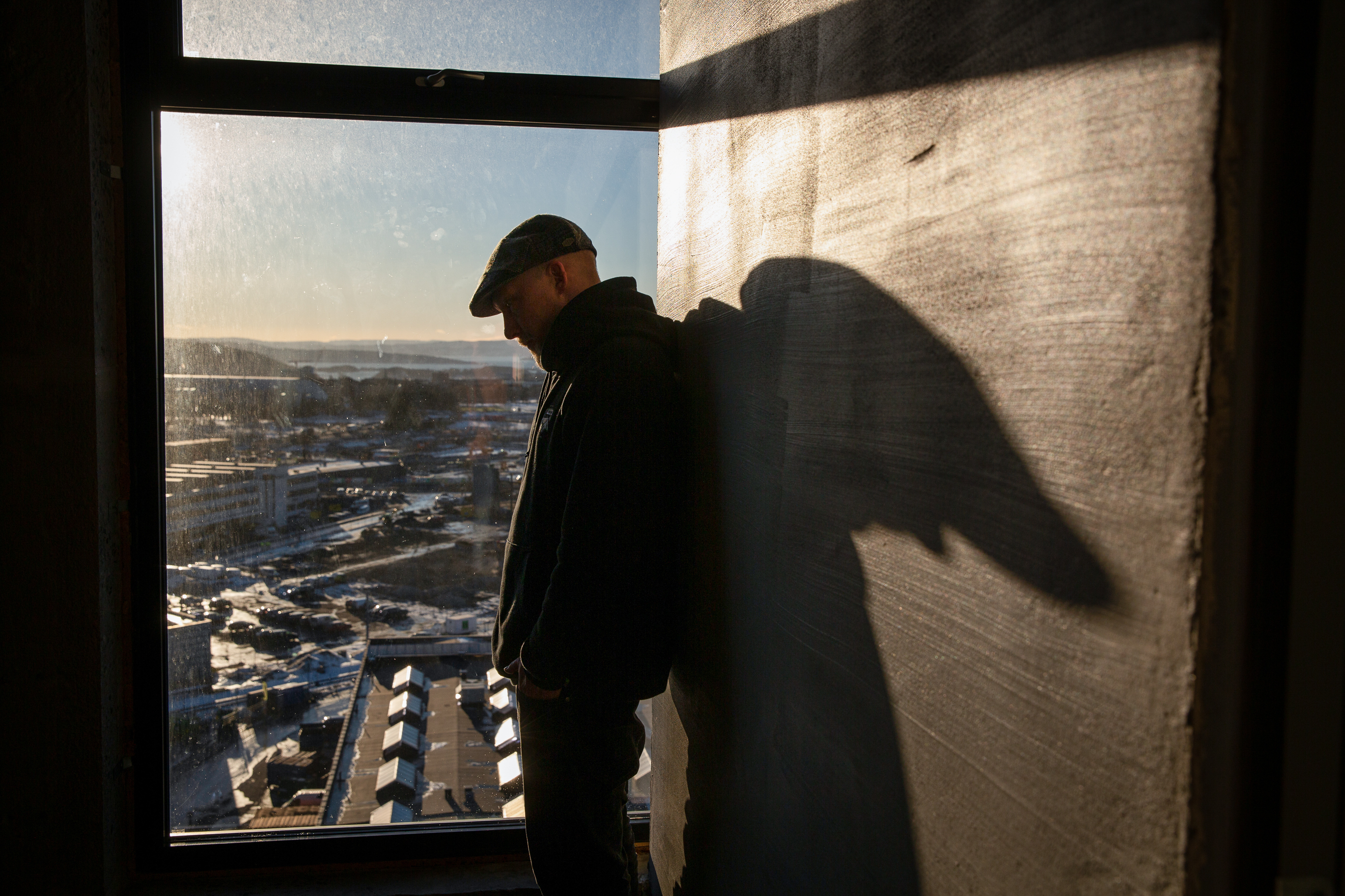 Andre Hadland i sollys. Skyggene lager vinger på ryggen til Andre
