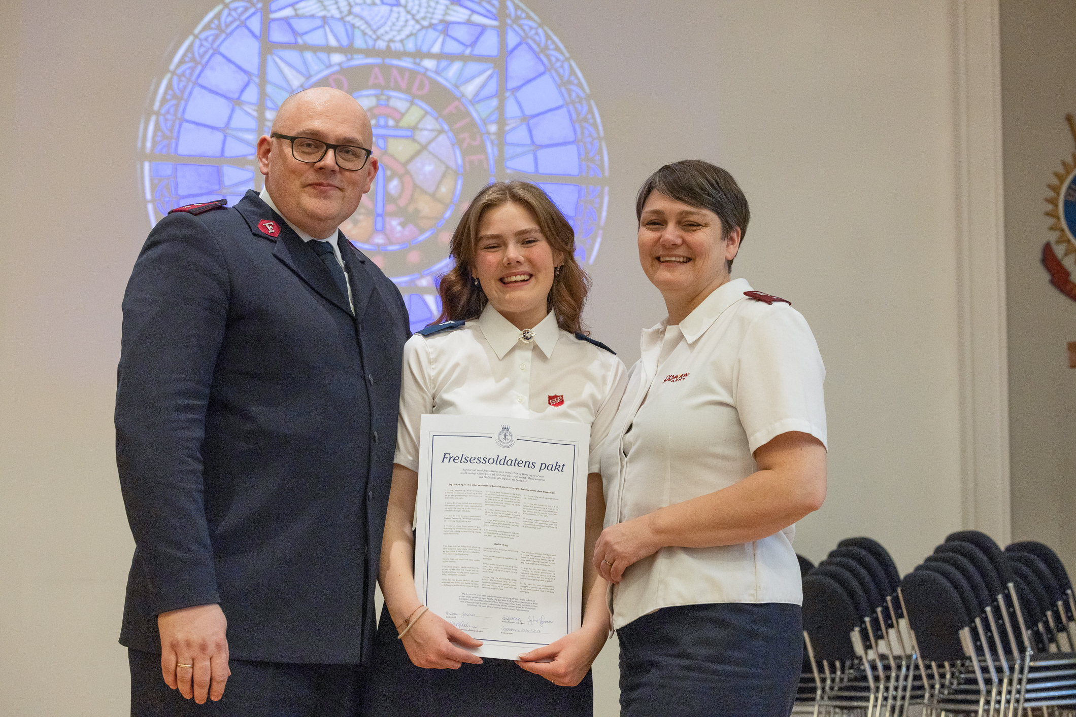 Far og mor står oppstilt med datter i midten. Alle har på seg Frelsesarmeens uniformer.