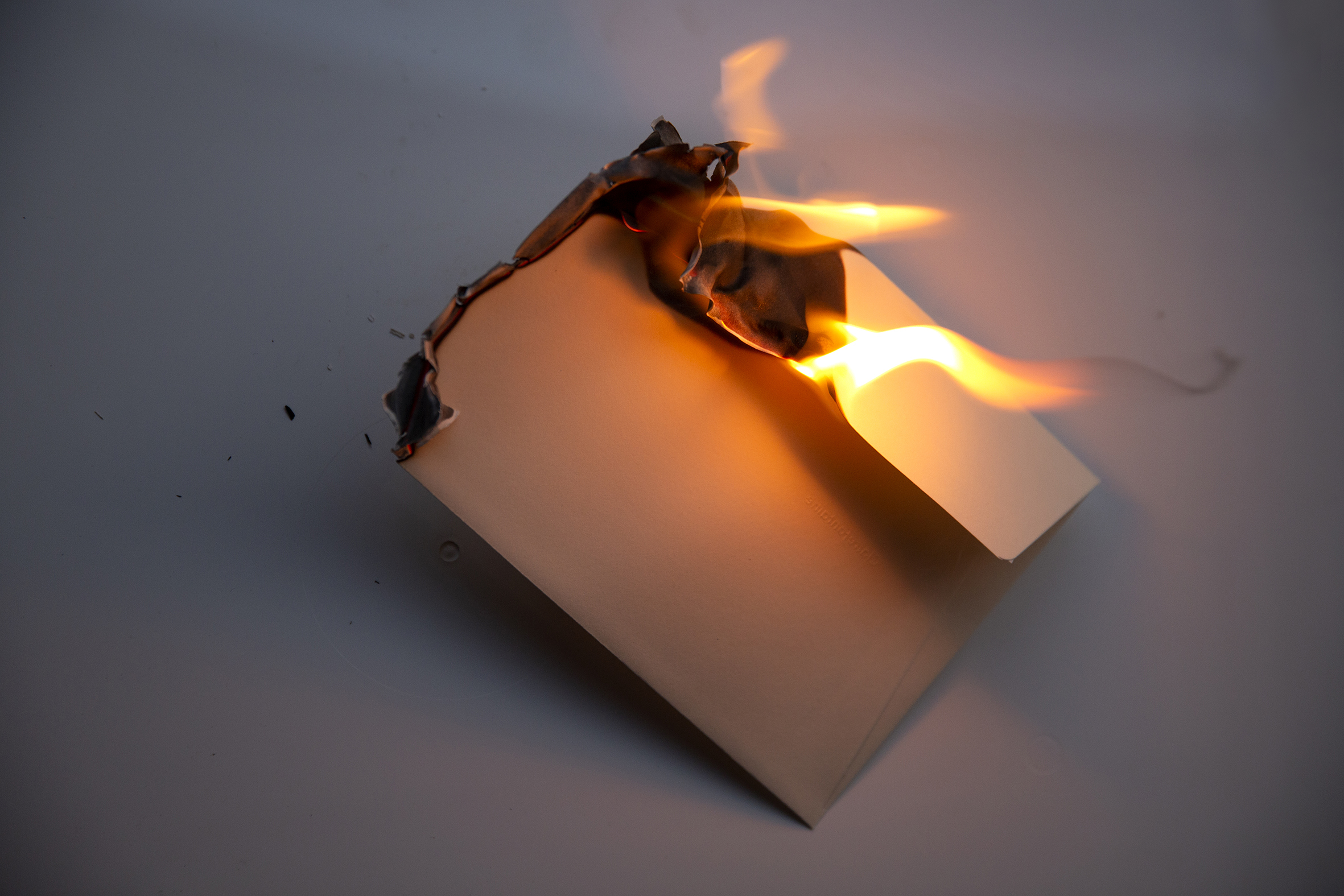 En papirlapp som brenner.