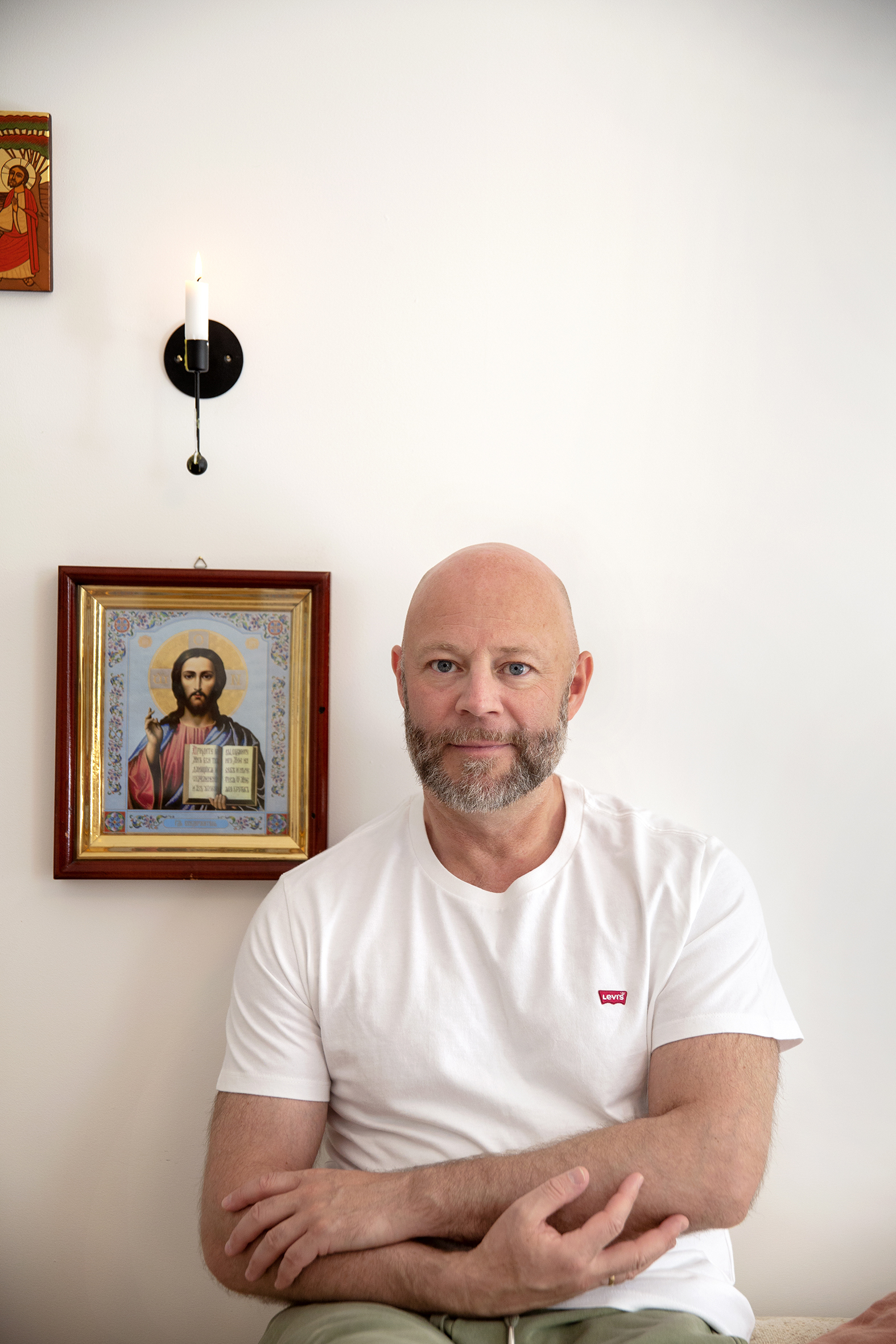 Andreas foran en vegg med ikoner