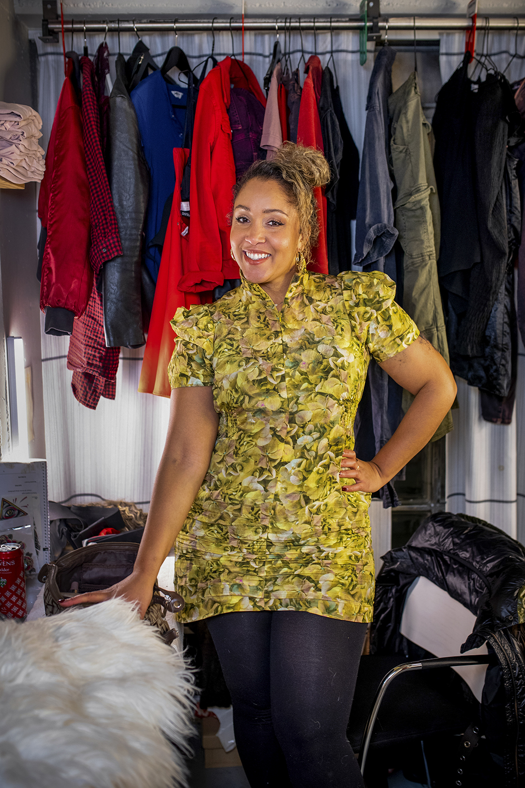 Anna-Lisa smiler foran klesskapet sitt.